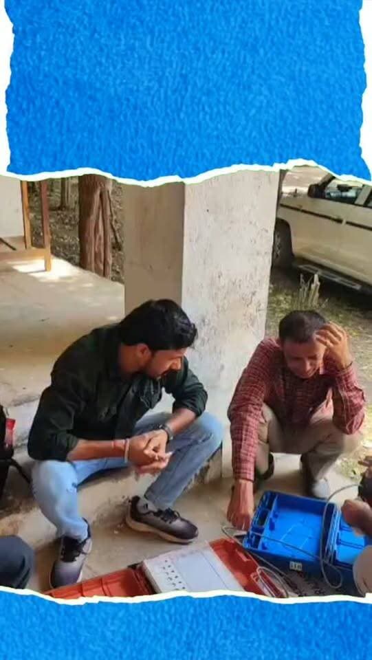 डूंगरपुर नगर निकाय चुनाव: मतदान दल तैयार, अंतिम प्रशिक्षण के बाद आज होगी रवानगी
डूंगरपुर नगर परिषद चुनाव-2026 को निष्पक्ष, पारदर्शी और सफलतापूर्वक संपन्न कराने के लिए मतदान दलों की रवानगी से पहले अंतिम प्रशिक्षण दिया गया। श्री भोगीलाल पंड्या राजकीय महाविद्यालय में आयोजित प्रशिक्षण कार्यक्रम जिला निर्वाचन अधिकारी एवं जिला कलक्टर देशलदान की अध्यक्षता में हुआ। निर्वाचन आयोग के पर्यवेक्षक एवं एमपीयूएटी उदयपुर के रजिस्ट्रार अशोक कुमार द्वितीय भी मौजूद रहे। प्रशिक्षण में पीठासीन अधिकारियों और मतदान अधिकारियों को मतदान प्रक्रिया और जरूरी दिशा-निर्देशों की जानकारी दी गई। इस दौरान अतिरिक्त जिला कलक्टर प्रकाश चंद्र रेगर, आरओ सोनू कुमार गुर्जर, सीईओ हनुमान सिंह राठौड़, मुख्य जिला शिक्षा अधिकारी नवीन चंद्र मीणा सहित अधिकारी मौजूद रहे।
#Dungarpur #NagarNikayElection2026 #DungarpurElection #RajasthanElection #LocalBodyElection