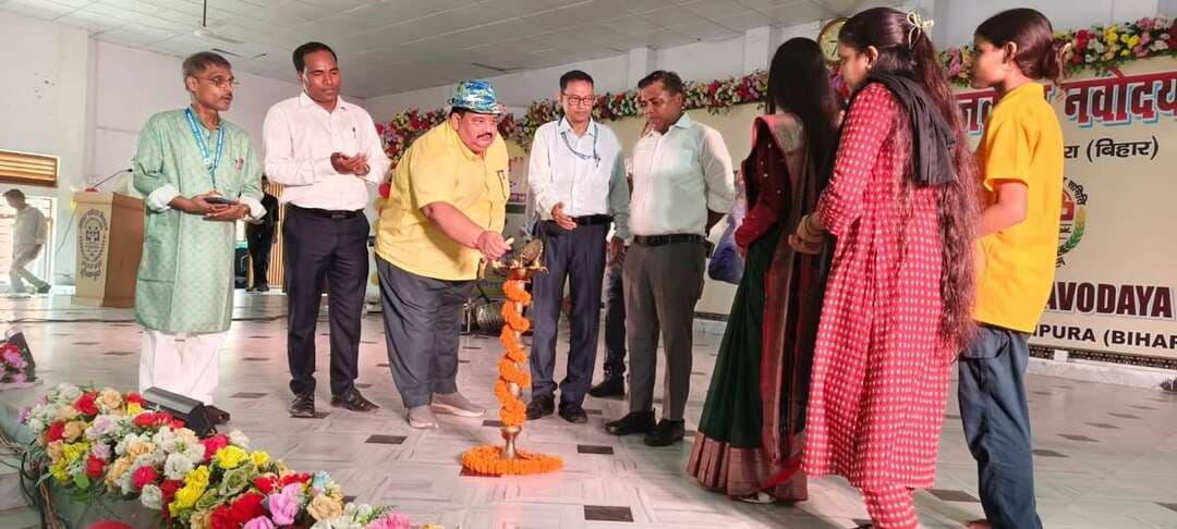 जवाहर नवोदय विद्यालय (JNV), शेखपुरा में दो दिवसीय 'पटना संकुल स्तरीय नाट्य कला प्रतियोगिता' का भव्य एवं सांस्कृतिक आयोजन किया गया। इस विशेष अवसर पर जिले के जिला पदाधिकारी श्री शेखर आनंद ने मुख्य अतिथि के रूप में शिरकत की। कार्यक्रम की अध्यक्षता एवं संचालन जवाहर नवोदय विद्यालय, शेखपुरा के प्राचार्य विनय कुमार द्वारा किया गया। कार्यक्रम का शुभारंभ जिला पदाधिकारी श्री शेखर आनंद, प्राचार्य विनय कुमार एवं अन्य गणमान्य अतिथियों द्वारा संयुक्त रूप से पारंपरिक दीप प्रज्ज्वलित कर विधिवत् रूप से किया गया। इस कार्यक्रम में दीप प्रज्ज्वलन के उपरांत विद्यालय के छात्र-छात्राओं द्वारा मनमोहक स्वागत गान एवं सांस्कृतिक प्रस्तुतियों से मुख्य अतिथि व आगंतुकों का आत्मीय अभिनंदन किया गया।
Information & Public Relations Department, Government of Bihar
District Administration Sheikhpura
Bihar Education Department