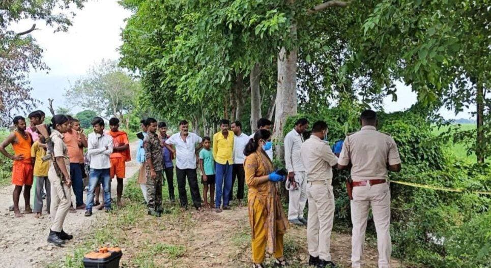 रोहतास जिले के नटवार थाना क्षेत्र में पिपरी गांव के समीप मंगलवार सुबह नहर के चाट से एक अज्ञात अधेड़ महिला का शव मिलने से इलाके में सनसनी फैल गई। सूचना पर पहुंची नटवार थाना पुलिस ने शव को कब्जे में लेकर जांच शुरू की। फॉरेंसिक टीम ने घटनास्थल से साक्ष्य एकत्रित किए। मृतका की उम्र करीब 45 से 50 वर्ष बतायी जा रही है, लेकिन पहचान नहीं हो सकी। पुलिस के अनुसार मौत के कारणों का स्पष्ट पता पोस्टमार्टम रिपोर्ट के बाद ही चल सकेगा।