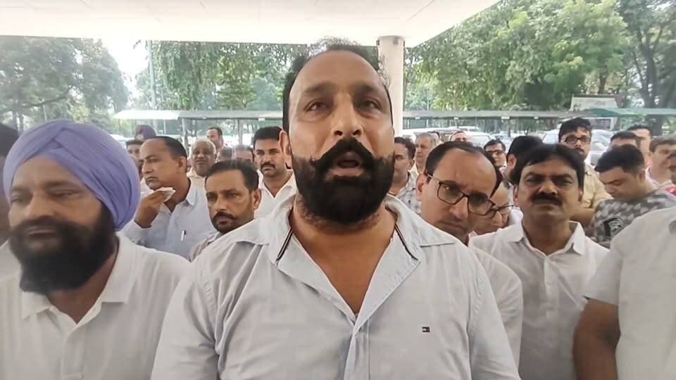 यमुनानगर में आढ़तियों का प्रदर्शन, CM के नाम 8 सूत्रीय मांगपत्र,गेहूं आढ़त भुगतान | मंडी फीस | ई-नाम व्यवस्था | यमुनानगर
Youtube link 👇 👇 👇
https://youtu.be/9x_-vGJktaA?si=Xc9ax8IrmKcd4lVb
Web/👇
https://www.aknewsharyana.com/2026/09/8.html
#ArhtiProtest #Yamunanagarnews #HaryanaNews #ArhtiyaAssociation #MandiNews #FarmersNews #GrainMarket