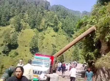 सलूणी उपमंडल के जिलाड़ी में चिरानी की कथित लापरवाही से बड़ा हादसा टला, पेड़ गिरने से गाड़ी व मकान क्षतिग्रस्त
सलूणी उपमंडल की ग्राम पंचायत भांदल के जिलाड़ी क्षेत्र में पेड़ काटते समय कथित तौर पर चिरानी की लापरवाही के कारण बड़ा हादसा होते-होते टल गया। पेड़ अचानक एक गाड़ी और मकान पर जा गिरा, जिससे दोनों को नुकसान पहुंचने की जानकारी है।
गनीमत रही कि इस घटना में किसी व्यक्ति की जान को नुकसान नहीं पहुंचा और एक बड़ा हादसा टल गया। स्थानीय लोगों के अनुसार पेड़ काटने के दौरान पर्याप्त सावधानी नहीं बरती गई, जिसके चलते पेड़ गलत दिशा में गिर गया।
घटना के बाद क्षेत्र में लोगों के बीच चिंता का माहौल है। स्थानीय लोगों ने मांग की है कि पेड़ काटने के दौरान पूरी सावधानी बरती जाए और सुरक्षा नियमों का सख्ती से पालन किया जाए, ताकि भविष्य में किसी बड़े हादसे से बचा जा सके।
पहाड़ी न्यूज़ | सुनील पहाड़ी #Salooni #Chamba #BreakingNews #PahadiNews #सुरक्षा #सलूणी #चंबा