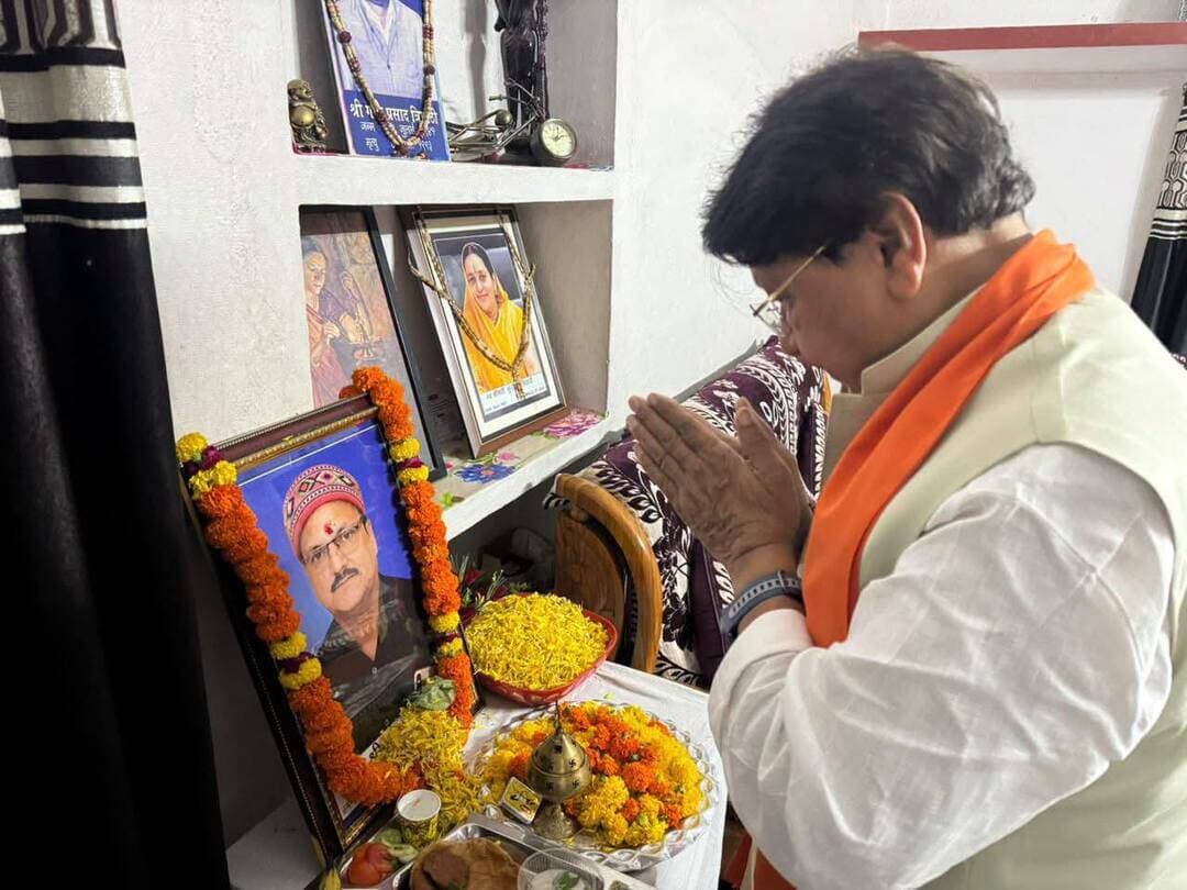 मध्यप्रदेश शासन के नगरीय विकास एवं आवास मंत्री तथा सतना जिले के प्रभारी मंत्री श्री Kailash Vijayvargiya ने पूर्व जिलाध्यक्ष श्री नरेंद्र त्रिपाठी के भाई श्री सुरेंद्र त्रिपाठी जी के दु:खद निधन के उपरांत आज #सतना स्थित उनके निज निवास पहुंचकर श्रद्धासुमन अर्पित किए और शोकाकुल परिजनों से भेंट कर उन्हें इस कठिन समय में संबल प्रदान किया।
इस दौरान सांसद श्री Ganesh Singh ,जिला अध्यक्ष श्री भगवती प्रसाद पांडेय भी उपस्थित रहे।
#JansamparkMP
CM Madhya Pradesh
Dr Mohan Yadav