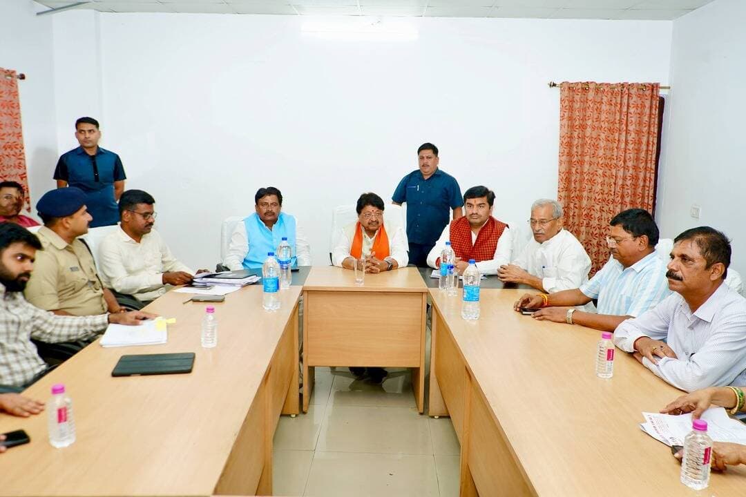 #सतना पहुंचे मध्यप्रदेश शासन के नगरीय विकास एवं आवास मंत्री तथा सतना जिले के प्रभारी मंत्री श्री कैलाश विजयवर्गीय। सर्किट हाउस में ले रहे बैठक।
बैठक में सांसद श्री Ganesh Singh , विधायक श्री Surendra Singh Gaharwar , महापौर श्री Yogesh Kumar Tamrakar , स्पीकर नगर निगम श्री राजेश चतुर्वेदी,जिला पंचायत उपाध्यक्ष श्रीमती सुष्मिता सिंह, जिलाध्यक्ष श्री भगवती प्रसाद पाण्डेय,कलेक्टर डॉ सतीश कुमार एस, पुलिस अधीक्षक श्री हंसराज सिंह, नगर निगम आयुक्त डॉ नागार्जुन बी गौडा सहित अधिकारी, जनप्रतिनिधि है उपस्थित।
#JansamparkMP
CM Madhya Pradesh
Dr Mohan Yadav