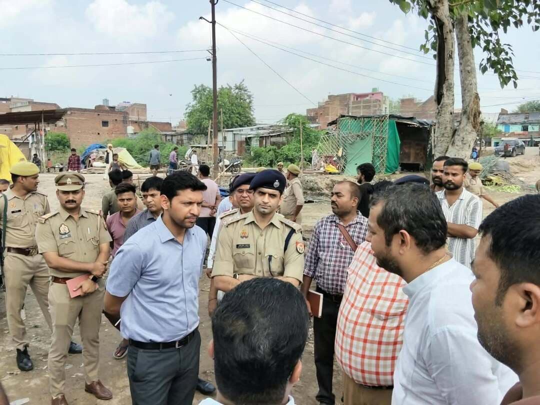 तीजा मेला सुमेरपुर की तैयारियों का जिलाधिकारी एवं पुलिस अधीक्षक ने लिया जायजा*
*मेला एवं शोभायात्रा मार्ग पर सुरक्षा, यातायात और जनसुविधाओं की पुख्ता व्यवस्था के दिए निर्देश*
सुमेरपुर (हमीरपुर)। आगामी 14 सितंबर से नगर पंचायत सुमेरपुर में आयोजित होने वाले सुप्रसिद्ध ऐतिहासिक तीजा मेला को सुरक्षित, सुव्यवस्थित एवं भव्य रूप से संपन्न कराने के उद्देश्य से जिलाधिकारी श्री अभिषेक गोयल एवं पुलिस अधीक्षक श्री मृगांक शेखर पाठक ने प्रशासनिक एवं पुलिस अधिकारियों के साथ मेला स्थल का स्थलीय निरीक्षण कर तैयारियों का जायजा लिया।
निरीक्षण के दौरान जिलाधिकारी एवं पुलिस अधीक्षक ने मेला क्षेत्र के प्रमुख स्थलों हरीचंदन (हरचंदन) तालाब, छोटी बाजार एवं पशु बाजार का भ्रमण कर व्यवस्थाओं को देखा। इसके साथ ही लगभग 3 से 3.5 किलोमीटर लंबे शोभायात्रा मार्ग तथा संपूर्ण मेला क्षेत्र का निरीक्षण करते हुए सुरक्षा, यातायात, साफ-सफाई एवं जनसुविधाओं से संबंधित आवश्यक दिशा-निर्देश दिए गए।
सुरक्षा व्यवस्था के संबंध में जिलाधिकारी एवं पुलिस अधीक्षक ने संपूर्ण मेला क्षेत्र में ड्रोन कैमरों के माध्यम से निगरानी किए जाने तथा आवश्यक स्थानों पर अस्थायी पुलिस चौकी एवं शक्ति केंद्र स्थापित करने के निर्देश दिए। बड़ी संख्या में श्रद्धालुओं एवं दर्शनार्थियों के आने की संभावना को देखते हुए प्रभावी भीड़ प्रबंधन एवं यातायात व्यवस्था सुनिश्चित करने के लिए पुलिस एवं प्रशासनिक अधिकारियों को आवश्यक तैयारियां समय से पूर्ण करने को कहा गया।
मेला क्षेत्र में आमजन की सुविधा को प्राथमिकता देते हुए स्वच्छ पेयजल, प्राथमिक स्वास्थ्य सेवाएं, एंबुलेंस की उपलब्धता, निर्बाध विद्युत आपूर्ति तथा मोबाइल शौचालयों की समुचित व्यवस्था सुनिश्चित करने के निर्देश दिए गए। अधिकारियों को यह भी निर्देशित किया गया कि मेला परिसर एवं शोभायात्रा मार्ग पर नियमित एवं प्रभावी सफाई व्यवस्था बनाए रखने के साथ ही जहां कहीं सड़क पर गड्ढे अथवा क्षतिग्रस्त हिस्से हैं, उनकी तत्काल मरम्मत एवं रिपेयरिंग कराई जाए।
जिलाधिकारी ने संबंधित विभागों के अधिकारियों को निर्देश दिए कि मेला आयोजन से जुड़ी सभी व्यवस्थाएं आपसी समन्वय के साथ समयबद्ध एवं गुणवत्तापूर्ण ढंग से पूर्ण की जाएं। श्रद्धालुओं एवं आमजन की सुरक्षा में किसी भी स्तर पर लापरवाही न हो तथा मेला अवधि के दौरान सभी व्यवस्थाओं की निरंतर निगरानी सुनिश्चित की जाए, ताकि तीजा मेला शांतिपूर्ण, सुरक्षित, सुव्यवस्थित एवं भव्य रूप से संपन्न हो सके।
मेला निरीक्षण के दौरान जिलाधिकारी ने पर्यावरण संरक्षण और स्वच्छता का संदेश देते हुए कहा कि यदि मेले में प्लास्टिक पूर्णतः प्रतिबंधित रहे, तो यह अत्यंत सराहनीय और अच्छी बात होगी। उन्होंने अपील की कि सभी लोग डिस्पोजेबल प्लास्टिक का उपयोग बंद करें ताकि वातावरण स्वच्छ और प्रदूषण मुक्त बना रहे।उन्होंने सभी अधिकारियों और दुकानदारों से मेले को स्वच्छ, पॉलीथिन-मुक्त और अनुशासित बनाने में सहयोग देने का आग्रह किया।
निरीक्षण के दौरान एसडीएम सदर अभिषेक कुमार, अपर पुलिस अधीक्षक अरविंद कुमार वर्मा, सीओ सदर यशपाल सिंह, चेयरमैन धीरेन्द्र शिवहरे, एसडीओ विद्युत एमपी सिंह, अवर अभियंता कार्तिकेय त्रिपाठी, प्रभारी चिकित्सा अधिकारी डॉक्टर तरुण पाल, ईओ दिनेश चंद्र आर्य, रोहित चौरसिया आदि कर्मी मौजूद रहे।