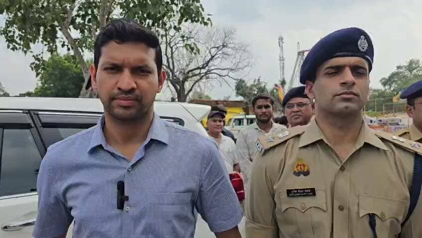 तीजा मेला सुमेरपुर की तैयारियों का जिलाधिकारी एवं पुलिस अधीक्षक ने लिया जायजा*
*मेला एवं शोभायात्रा मार्ग पर सुरक्षा, यातायात और जनसुविधाओं की पुख्ता व्यवस्था के दिए निर्देश*
सुमेरपुर (हमीरपुर)। आगामी 14 सितंबर से नगर पंचायत सुमेरपुर में आयोजित होने वाले सुप्रसिद्ध ऐतिहासिक तीजा मेला को सुरक्षित, सुव्यवस्थित एवं भव्य रूप से संपन्न कराने के उद्देश्य से जिलाधिकारी श्री अभिषेक गोयल एवं पुलिस अधीक्षक श्री मृगांक शेखर पाठक ने प्रशासनिक एवं पुलिस अधिकारियों के साथ मेला स्थल का स्थलीय निरीक्षण कर तैयारियों का जायजा लिया।
निरीक्षण के दौरान जिलाधिकारी एवं पुलिस अधीक्षक ने मेला क्षेत्र के प्रमुख स्थलों हरीचंदन (हरचंदन) तालाब, छोटी बाजार एवं पशु बाजार का भ्रमण कर व्यवस्थाओं को देखा। इसके साथ ही लगभग 3 से 3.5 किलोमीटर लंबे शोभायात्रा मार्ग तथा संपूर्ण मेला क्षेत्र का निरीक्षण करते हुए सुरक्षा, यातायात, साफ-सफाई एवं जनसुविधाओं से संबंधित आवश्यक दिशा-निर्देश दिए गए।
सुरक्षा व्यवस्था के संबंध में जिलाधिकारी एवं पुलिस अधीक्षक ने संपूर्ण मेला क्षेत्र में ड्रोन कैमरों के माध्यम से निगरानी किए जाने तथा आवश्यक स्थानों पर अस्थायी पुलिस चौकी एवं शक्ति केंद्र स्थापित करने के निर्देश दिए। बड़ी संख्या में श्रद्धालुओं एवं दर्शनार्थियों के आने की संभावना को देखते हुए प्रभावी भीड़ प्रबंधन एवं यातायात व्यवस्था सुनिश्चित करने के लिए पुलिस एवं प्रशासनिक अधिकारियों को आवश्यक तैयारियां समय से पूर्ण करने को कहा गया।
मेला क्षेत्र में आमजन की सुविधा को प्राथमिकता देते हुए स्वच्छ पेयजल, प्राथमिक स्वास्थ्य सेवाएं, एंबुलेंस की उपलब्धता, निर्बाध विद्युत आपूर्ति तथा मोबाइल शौचालयों की समुचित व्यवस्था सुनिश्चित करने के निर्देश दिए गए। अधिकारियों को यह भी निर्देशित किया गया कि मेला परिसर एवं शोभायात्रा मार्ग पर नियमित एवं प्रभावी सफाई व्यवस्था बनाए रखने के साथ ही जहां कहीं सड़क पर गड्ढे अथवा क्षतिग्रस्त हिस्से हैं, उनकी तत्काल मरम्मत एवं रिपेयरिंग कराई जाए।
जिलाधिकारी ने संबंधित विभागों के अधिकारियों को निर्देश दिए कि मेला आयोजन से जुड़ी सभी व्यवस्थाएं आपसी समन्वय के साथ समयबद्ध एवं गुणवत्तापूर्ण ढंग से पूर्ण की जाएं। श्रद्धालुओं एवं आमजन की सुरक्षा में किसी भी स्तर पर लापरवाही न हो तथा मेला अवधि के दौरान सभी व्यवस्थाओं की निरंतर निगरानी सुनिश्चित की जाए, ताकि तीजा मेला शांतिपूर्ण, सुरक्षित, सुव्यवस्थित एवं भव्य रूप से संपन्न हो सके।
मेला निरीक्षण के दौरान जिलाधिकारी ने पर्यावरण संरक्षण और स्वच्छता का संदेश देते हुए कहा कि यदि मेले में प्लास्टिक पूर्णतः प्रतिबंधित रहे, तो यह अत्यंत सराहनीय और अच्छी बात होगी। उन्होंने अपील की कि सभी लोग डिस्पोजेबल प्लास्टिक का उपयोग बंद करें ताकि वातावरण स्वच्छ और प्रदूषण मुक्त बना रहे।उन्होंने सभी अधिकारियों और दुकानदारों से मेले को स्वच्छ, पॉलीथिन-मुक्त और अनुशासित बनाने में सहयोग देने का आग्रह किया।
निरीक्षण के दौरान एसडीएम सदर अभिषेक कुमार, अपर पुलिस अधीक्षक अरविंद कुमार वर्मा, सीओ सदर यशपाल सिंह, चेयरमैन धीरेन्द्र शिवहरे, एसडीओ विद्युत एमपी सिंह, अवर अभियंता कार्तिकेय त्रिपाठी, प्रभारी चिकित्सा अधिकारी डॉक्टर तरुण पाल, ईओ दिनेश चंद्र आर्य, रोहित चौरसिया आदि कर्मी मौजूद रहे।