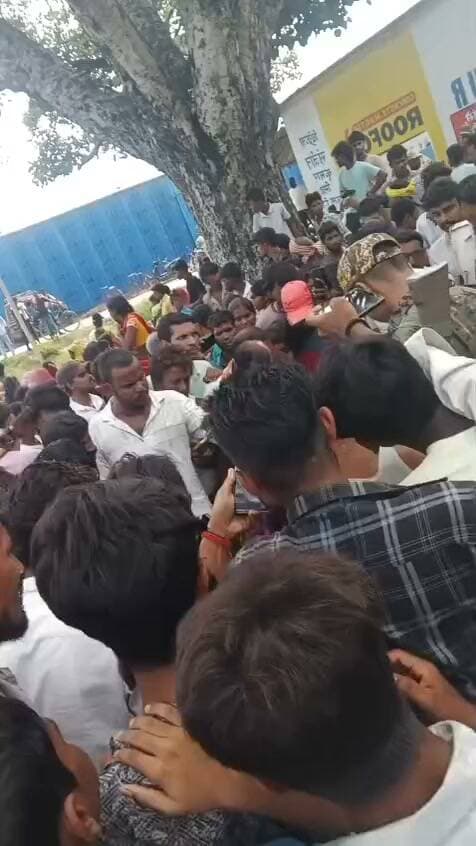 मदार नदी में डूबने से युवक की मौ*त, गांव में मचा कोहराम
मदनपुर थाना क्षेत्र के पलकिया गांव में मंगलवार की सुबह दर्दनाक हादसा सामने आया। मदार नदी में डूबने से मो साहुद अंसारी के पुत्र मो दिलशाद आलम की मौत हो गई। बताया जा रहा है कि युवक अहले सुबह नदी की ओर गया था। इसी दौरान पैर फिसलने से वह गहरे पानी में चला गया और डूब गया।
घटना की जानकारी मिलते ही परिजनों और ग्रामीणों में अफरा-तफरी मच गई। सूचना पर मदनपुर थाना पुलिस मौके पर पहुंची। स्थानीय ग्रामीणों ने काफी प्रयास किया और पुलिस के सहयोग से करीब 11 बजे युवक के शव को नदी से बाहर निकाला गया।
पुलिस ने शव को कब्जे में लेकर पोस्टमार्टम के लिए औरंगाबाद सदर अस्पताल भेजने की कागजी प्रक्रिया शुरू कर दी है। हादसे के बाद गांव में मातम का माहौल है।
#Madanpur #Aurangabad #Palkiya #MadarNadi #Drowning #AccidentNews #BiharNews #AurangabadNews #MadanpurNews #BreakingNews #BiharPolice #LocalNews #BharatCrimeLiveNews #HainTaiyarHum
