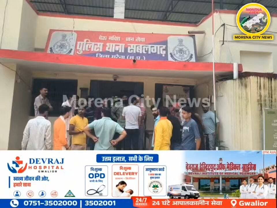 हनुमान मंदिर की दीवार पर आपत्तिजनक टिप्पणी से बवाल, ग्रामीणों ने थाने में दी शिकायत
मुरैना। सबलगढ़ थाना क्षेत्र के खेरला गांव में हनुमान मंदिर की दीवार पर आपत्तिजनक टिप्पणी लिखे जाने से ग्रामीणों में आक्रोश फैल गया। घटना की जानकारी मिलते ही ग्रामीण थाने पहुंचे और पुलिस से आरोपियों के खिलाफ कार्रवाई की मांग की।
ग्रामीणों ने आरोप लगाया कि असामाजिक तत्वों ने गांव का माहौल बिगाड़ने के इरादे से मंदिर की दीवार पर आपत्तिजनक टिप्पणी लिखी है। मामले की गंभीरता को देखते हुए पुलिस ने मौके पर पहुंचकर निरीक्षण किया और ग्रामीणों से चर्चा की।
एसडीओपी उमेश मिश्रा ने बताया कि मंदिर की दीवार पर आपत्तिजनक टिप्पणी लिखे जाने की सूचना मिली है। पुलिस ने घटनास्थल का निरीक्षण कर जांच शुरू कर दी है। आरोपियों की पहचान के प्रयास किए जा रहे हैं और साक्ष्यों के आधार पर कार्रवाई की जाएगी। फिलहाल गांव में शांति व्यवस्था बनाए रखने के लिए पुलिस निगरानी कर रही है।
#मुरैना #morena #सबलगढ़ #हनुमान #मंदिर