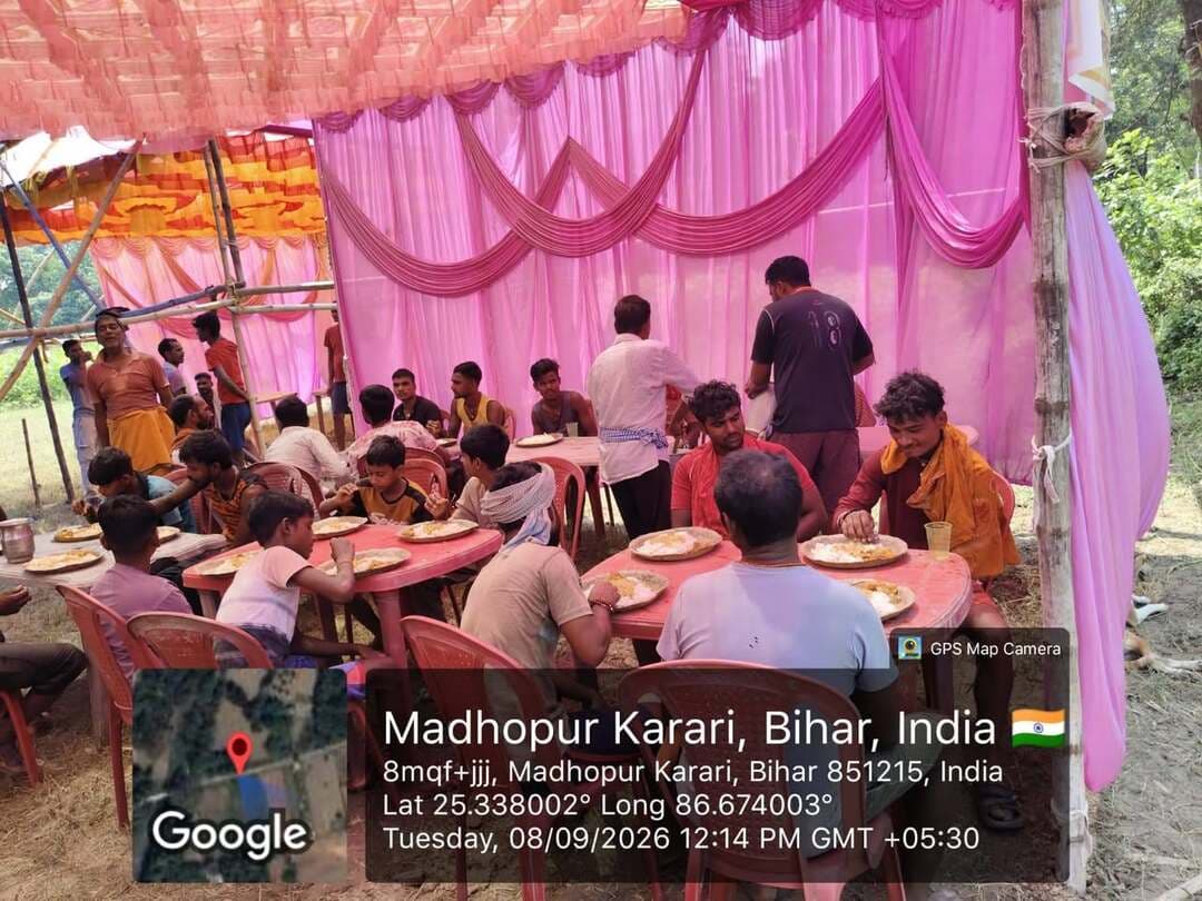 जिला पदाधिकारी के निर्देशानुसार परबत्ता प्रखंड अंतर्गत माधवपुर पंचायत एवं गोगरी प्रखंड अंतर्गत रामपुर पंचायत में संचालित बाढ़ राहत शिविर में प्रभावित आमजनों को सामुदायिक किचन में भोजन कराया जा रहा है