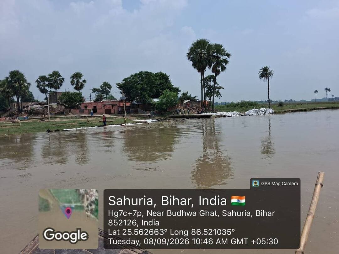 खगड़िया (बिहार) अंतर्गत सहुरिया (Sahuria) स्थित बुधवा घाट (Budhwa Ghat) पर जलस्तर में वृद्धि के मद्देनजर सुरक्षा हेतु बालू भरी बोरियों (सैंडबैग्स) से कटाव निरोधक एवं फ्लड फाइटिंग कार्य त्वरित गति से कराया जा रहा है। स्थल पर सतत निगरानी रखी जा रही है ताकि सुरक्षा पूर्णतः सुनिश्चित रहे।