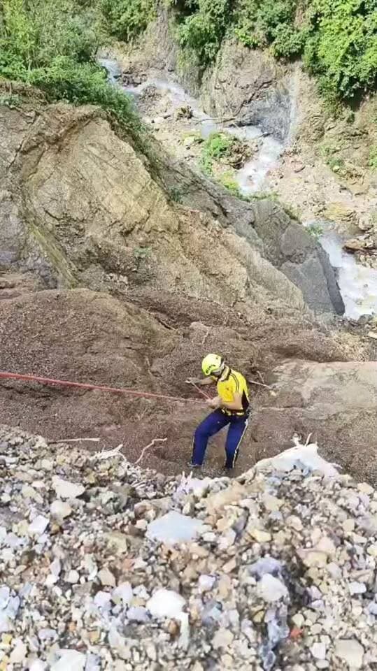 देहरादून के कोल्हूखेत के पास गहरी खाई में मिला शव, SDRF ने किया बरामद!!
आपदा कंट्रोल रूम देहरादून द्वारा SDRF को सूचना दी गई कि कोल्हूखेत चौकी से लगभग 200 मीटर पहले देहरादून की ओर सड़क से करीब 200–250 मीटर नीचे गहरी खाई में एक व्यक्ति का शव गिरा हुआ है, जिसे बरामद करने हेतु एसडीआरएफ टीम की आवश्यकता है।
उक्त सूचना पर उच्चाधिकारियों के निर्देशानुसार एसडीआरएफ टीम, उप निरीक्षक राजबर राणा के नेतृत्व में SDRF टीम तत्काल घटनास्थल के लिए रवाना हुई।
एसडीआरएफ टीम ने विषम एवं दुर्गम परिस्थितियों में लगभग 80 मीटर गहरी खाई में उतरकर मृतक *अजय कोहली, निवासी ईसी रोड, देहरादून, उम्र लगभग 65 वर्ष* के शव को कड़ी मशक्कत के बाद बाहर निकाला। तत्पश्चात शव को आवश्यक कार्रवाई हेतु जिला पुलिस के सुपुर्द कर दिया गया।