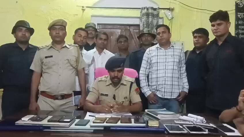 नगर में ‘ऑपरेशन शिकंजा’: 70 करोड़ के सट्टा नेटवर्क का भंडाफोड़, 6 किंगमेकर गिरफ्तार
मास्टरमाइंड सट्टा किंग लक्ष्मण के घर पर DST और नगर पुलिस की संयुक्त दबिश, घर बना रखा था सट्टे का ‘कंट्रोल रूम’
14 मोबाइल, 5 लैपटॉप, 3 टैबलेट, प्रिंटर, कैलकुलेटर और नकदी बरामद; रोजाना करीब 20 लाख का सट्टा कारोबार
नगर(डीग):।जिला पुलिस ने सट्टा कारोबार के खिलाफ बड़ी कार्रवाई करते हुए एक ऐसे नेटवर्क का पर्दाफाश किया है, जिसका कथित सालाना कारोबार करीब 70 करोड़ रुपये तक पहुंचने का अनुमान है। ‘ऑपरेशन शिकंजा’ के तहत DST और नगर थाना पुलिस की संयुक्त टीम ने कार्रवाई करते हुए सट्टा नेटवर्क से जुड़े 6 कथित किंगमेकरों को गिरफ्तार किया है।
पुलिस की कार्रवाई का सबसे बड़ा केंद्र नेटवर्क के कथित मास्टरमाइंड लक्ष्मण के घर को बनाया गया। दबिश के दौरान पुलिस को वहां सट्टे का पूरा ‘कंट्रोल रूम’ संचालित होता मिला। घर से बरामद हाईटेक उपकरणों ने पुलिस को भी चौंका दिया।
घर में चल रहा था सट्टे का ‘कंट्रोल रूम’
पुलिस के अनुसार, आरोपी घर से ही सट्टे के कारोबार को तकनीकी तरीके से संचालित कर रहे थे। ग्राहकों से संपर्क, हिसाब-किताब और ऑनलाइन रिकॉर्ड रखने के लिए बड़ी संख्या में इलेक्ट्रॉनिक उपकरणों का इस्तेमाल किया जा रहा था।
पुलिस ने मौके से—
- 14 मोबाइल फोन
- 5 लैपटॉप
- 3 टैबलेट
- 2 प्रिंटर
- 2 कैलकुलेटर
- 15,070 रुपये नकद
- सट्टे से संबंधित पर्चियां व अन्य सामग्री
बरामद की है।
रोजाना 20 लाख का दांव, सालाना आंकड़ा 70 करोड़ के पार!
प्रारंभिक जांच में पुलिस के सामने इस नेटवर्क के कारोबार का जो आंकड़ा आया है, वह बेहद चौंकाने वाला है। पुलिस के मुताबिक गिरोह रोजाना करीब 20 लाख रुपये का सट्टा लगवाता था। इस हिसाब से सालभर में इसका कथित कारोबार करीब 70 करोड़ रुपये तक पहुंचता है।
अब पुलिस की जांच सिर्फ आरोपियों की गिरफ्तारी तक सीमित नहीं है। टीम नेटवर्क के बैंक खातों, डिजिटल लेन-देन और पैसों के पूरे प्रवाह को खंगालने में जुटी है।
छह किंगमेकर गिरफ्त में, अब बड़े चेहरों की तलाश
कार्रवाई के बाद पुलिस गिरफ्तार आरोपियों से गहन पूछताछ कर रही है। जांच एजेंसियां यह पता लगाने में जुटी हैं कि इस नेटवर्क का संचालन कहां-कहां तक फैला था और इसके तार किन शहरों तथा बड़े बुकीज से जुड़े हुए हैं।
पुलिस के मुताबिक नेटवर्क से जुड़े कुछ अन्य संदिग्ध सट्टा संचालकों की पहचान भी की गई है। उनकी गिरफ्तारी के लिए पुलिस की टीमें लगातार संभावित ठिकानों पर दबिश दे रही हैं।
डिजिटल सुराग खोलेंगे सट्टे के साम्राज्य का राज
मोबाइल, लैपटॉप और टैबलेट की जांच अब इस पूरे मामले की अगली कड़ी साबित हो सकती है। इन उपकरणों से पुलिस को कथित तौर पर ग्राहकों, लेन-देन, सट्टे के हिसाब और नेटवर्क से जुड़े अन्य लोगों तक पहुंचने के सुराग मिलने की उम्मीद है।
फिलहाल पुलिस की कार्रवाई से नगर क्षेत्र के सट्टा कारोबार में हड़कंप मचा हुआ है। छह कथित किंगमेकरों की गिरफ्तारी के बाद अब निगाहें उन बड़े चेहरों पर हैं, जिन तक इस नेटवर्क की जांच पहुंचने वाली है।