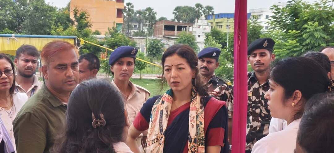 ‘चिकित्सा आपके द्वार’ में 104 लोगों की हुई स्वास्थ्य जांच, कैंसर व एनीमिया के मरीज चिह्नित
जहानाबाद: गैर-संचारी रोग (एनसीडी) एवं एनीमिया मुक्त बिहार विशेष अभियान-2026 के तहत मंगलवार को स्पोर्ट्स कॉम्प्लेक्स, मल्लाहचक में ‘चिकित्सा आपके द्वार’ कार्यक्रम के तहत विशेष स्वास्थ्य जांच शिविर लगाया गया। जिला पदाधिकारी श्रीमती छिरिङ वाई भूटिया ने शिविर का निरीक्षण कर उपलब्ध स्वास्थ्य सुविधाओं की जानकारी ली।
शिविर में कुल 104 लोगों की स्वास्थ्य स्क्रीनिंग की गई। इनमें 80 लोगों की ओरल कैंसर की जांच हुई। जांच के दौरान दो व्यक्ति अत्यधिक संदिग्ध और 14 संदिग्ध पाए गए। वहीं, 104 लोगों की एनीमिया जांच में चार गंभीर, नौ मध्यम और 21 हल्के एनीमिया के मामले सामने आए।
जिला पदाधिकारी ने जांच, दवा वितरण, चिकित्सकीय परामर्श समेत अन्य व्यवस्थाओं का जायजा लिया। उन्होंने अधिकारियों और चिकित्सकों को निर्देश दिया कि चिन्हित मरीजों का समुचित उपचार और नियमित फॉलोअप सुनिश्चित करें। गंभीर एवं संदिग्ध मरीजों को प्राथमिकता के आधार पर आवश्यक जांच व उपचार की सुविधा उपलब्ध कराने को कहा।
उन्होंने कहा कि गैर-संचारी रोगों और एनीमिया की समय पर पहचान से गंभीर स्वास्थ्य जटिलताओं को रोका जा सकता है। लोगों को नियमित स्वास्थ्य जांच, संतुलित एवं आयरन युक्त आहार तथा चिकित्सकीय परामर्श के प्रति जागरूक करने की जरूरत है।
शिविर में मरीजों को आवश्यक दवाएं भी उपलब्ध कराई गईं। डीएम ने आम लोगों से अपील की कि स्वास्थ्य संबंधी लक्षणों को नजरअंदाज न करें और ‘चिकित्सा आपके द्वार’ के तहत संचालित सभी 173 स्वास्थ्य संस्थानों में पहुंचकर एनीमिया, उच्च रक्तचाप, मधुमेह और कैंसर समेत अन्य बीमारियों की प्रारंभिक जांच कराएं।