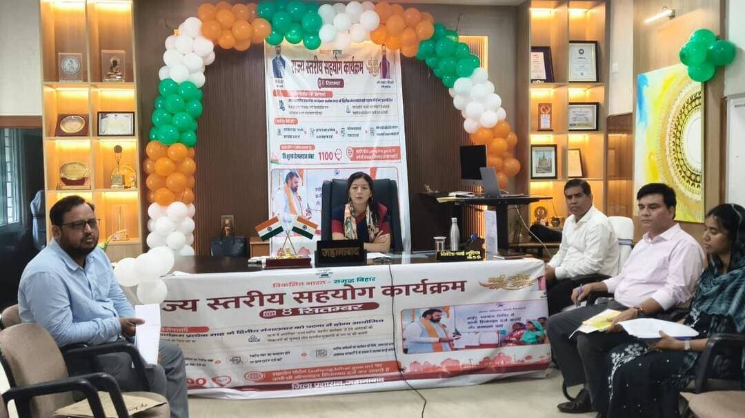 मुख्यमंत्री की समीक्षा में जहानाबाद के तीन परिवाद, समयबद्ध कार्रवाई का निर्देश
जहानाबाद: राज्य स्तरीय सहयोग कार्यक्रम के दौरान मंगलवार को मुख्यमंत्री श्री सम्राट चौधरी ने सहयोग/एसएलएसपी पोर्टल पर प्राप्त परिवादों की समीक्षा की। इस दौरान जहानाबाद जिले से संबंधित तीन चयनित मामलों की सुनवाई हुई। जिला पदाधिकारी श्रीमती छिरिङ वाई भूटिया ने मुख्यमंत्री को तीनों मामलों में अब तक हुई कार्रवाई और वर्तमान स्थिति की जानकारी दी।
शिक्षा विभाग के मामले में स्वर्गीय प्रधानाध्यापक रमेश नंदन शर्मा के एमएसीपी वेतन अंतर की लंबित राशि 1,51,910 रुपये की स्वीकृति निर्गत कर दी गई है। सीएफएमएस के माध्यम से भुगतान की प्रक्रिया अंतिम चरण में है।
राजस्व एवं भूमि सुधार विभाग से जुड़े हबलीपुर, पंचायत सैस्ताबाद, प्रखंड मोदनगंज के गैरमजरूआ आम रास्ते से अतिक्रमण हटाने के मामले में 15 सितंबर को बेदखली की तिथि निर्धारित की गई है। दंडाधिकारी और पर्याप्त पुलिस बल की मौजूदगी में अतिक्रमण हटाकर रास्ते को ग्रामीणों के आवागमन के लिए बहाल किया जाएगा।
वहीं नगर विकास एवं आवास विभाग से संबंधित नगर पंचायत काको के वार्ड संख्या-09 में नल-जल व्यवस्था के लिए 29,92,600 रुपये की निविदा प्रकाशित हो चुकी है। तकनीकी बिड 17 सितंबर को निर्धारित है। कार्यादेश के बाद नलकूप, मोटर पंप, पाइपलाइन और गृह संयोजन का कार्य कराया जाएगा। तब तक प्रभावित परिवारों को वैकल्पिक जलापूर्ति उपलब्ध कराने का निर्देश दिया गया है।
जिलाधिकारी ने संबंधित पदाधिकारियों को सभी परिवादों का निर्धारित समय-सीमा में निष्पादन सुनिश्चित करने का निर्देश दिया। उन्होंने नियमित अनुश्रवण करते हुए कार्रवाई का अनुपालन प्रतिवेदन समय पर उपलब्ध कराने को भी कहा।