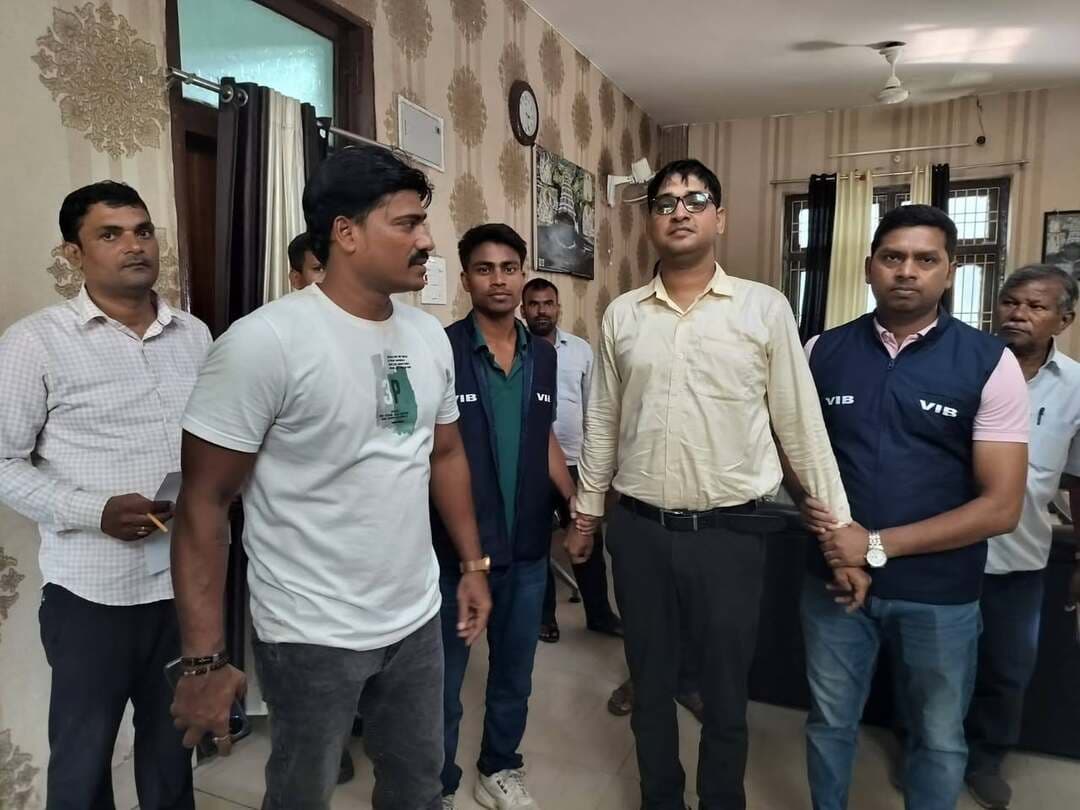 20 हजार रुपये घूस लेते मनरेगा के जेई रंगेहाथ गिरफ्तार, होटल में चल रही थी डील
जहानाबाद: सदर प्रखंड में तैनात मनरेगा के कनीय अभियंता (जेई) अमन कुमार को निगरानी विभाग की टीम ने मंगलवार को 20 हजार रुपये घूस लेते रंगेहाथ गिरफ्तार कर लिया। गिरफ्तारी शहर के अंबेडकर चौक के समीप स्थित एक होटल से की गई। बताया जाता है कि इसी होटल में रिश्वत की रकम लेने की डील तय हुई थी।
मिली जानकारी के अनुसार, मनरेगा योजना के तहत जामुक पंचायत में कराए गए कार्यों के सत्यापन के एवज में जेई द्वारा रोजगार सेवक से कथित रूप से 20 हजार रुपये रिश्वत की मांग की गई थी। रिश्वत मांगे जाने की शिकायत रोजगार सेवक ने निगरानी विभाग से की थी। शिकायत मिलने के बाद विभाग की टीम ने मामले का सत्यापन कराया। शिकायत सही पाए जाने के बाद निगरानी विभाग ने आरोपित जेई को पकड़ने के लिए जाल बिछाया।
तय योजना के अनुसार मंगलवार को अमन कुमार रिश्वत की रकम लेने के लिए अंबेडकर चौक के समीप स्थित होटल पहुंचे। जैसे ही उन्होंने 20 हजार रुपये लिए, पहले से मौजूद निगरानी विभाग की टीम ने उन्हें रंगेहाथ दबोच लिया। कार्रवाई के दौरान होटल में कुछ देर के लिए अफरातफरी का माहौल बन गया।
गिरफ्तारी के बाद निगरानी विभाग की टीम अमन कुमार को अपने साथ ले गई। टीम द्वारा उनसे पूछताछ के साथ आवश्यक कानूनी प्रक्रिया पूरी की जा रही है। इसके बाद आरोपित को पटना ले जाने की कार्रवाई की जाएगी।
निगरानी विभाग की कार्रवाई की खबर फैलते ही मनरेगा विभाग में हड़कंप मच गया। मामले में निगरानी विभाग की ओर से आगे की कार्रवाई जारी है।
#सीएमओ #patnagayarailway #kinjar #अरवल #वीडियोवायरल #jehanabadlive #ArwalNews #जहानाबादलाइव #जहानाबादडीएम कहानी जहानाबाद की