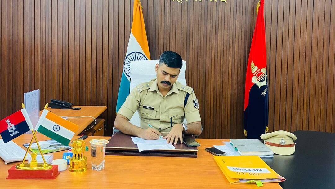 जनता दरबार में पुलिस अधीक्षक ने सुनीं आमजनों की शिकायतें, त्वरित समाधान के दिए निर्देश
जहानाबाद: मंगलवार को पुलिस अधीक्षक, जहानाबाद के कार्यालय में जनता दरबार का आयोजन किया गया। इसमें जिले के विभिन्न क्षेत्रों से पहुंचे आमजनों ने अपनी समस्याओं और शिकायतों को पुलिस अधीक्षक के समक्ष रखा।
पुलिस अधीक्षक ने सभी फरियादियों की समस्याओं को गंभीरता और ध्यानपूर्वक सुना। उन्होंने संबंधित मामलों की जानकारी लेते हुए शिकायतों के त्वरित एवं नियमानुसार निष्पादन के लिए संबंधित पदाधिकारियों को आवश्यक दिशा-निर्देश दिए।
जनता दरबार के माध्यम से लोगों को अपनी समस्याएं सीधे पुलिस पदाधिकारियों के समक्ष रखने का अवसर मिला। पुलिस अधीक्षक ने अधिकारियों को शिकायतों के निष्पादन में संवेदनशीलता और तत्परता बरतने का निर्देश दिया।