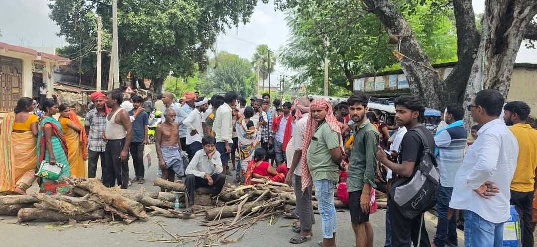पुनपुन नदी से लापता युवक का शव बरामद, आक्रोशित ग्रामीणों ने एनएच-33 किया जाम
जहानाबाद। परसबिगहा थाना क्षेत्र के कसई गांव निवासी उपेंद्र मालाकार (31) का शव मंगलवार को पुनपुन नदी से बरामद किया गया। वह 31 अगस्त से लापता था। शव मंगरा मेला के समीप नदी से बरामद होने की सूचना मिलते ही गांव में मातम पसर गया।
बताया जा रहा है कि घटनास्थल अरवल जिले के क्षेत्र में पड़ता है। शव को पोस्टमार्टम के लिए पटना भेजे जाने की प्रक्रिया की जा रही है। युवक के लापता होने के बाद स्वजन उसकी तलाश में जुटे थे। मंगलवार को नदी से शव बरामद होने के बाद स्वजन का रो-रोकर बुरा हाल है।
घटना से आक्रोशित ग्रामीणों ने कसई गांव के समीप एनएच-33 पर अरवल-जहानाबाद मुख्य सड़क को जाम कर दिया। सड़क जाम होने से दोनों ओर वाहनों की लंबी कतार लग गई। ग्रामीण घटना की जांच और उचित कार्रवाई की मांग कर रहे थे। सूचना पर पुलिस मौके पर पहुंची और ग्रामीणों को समझाने का प्रयास किया।
#जहानाबाद #kinjar #अरवल #वीडियोवायरल #jehanabadlive #जहानाबादलाइव #ArwalNews