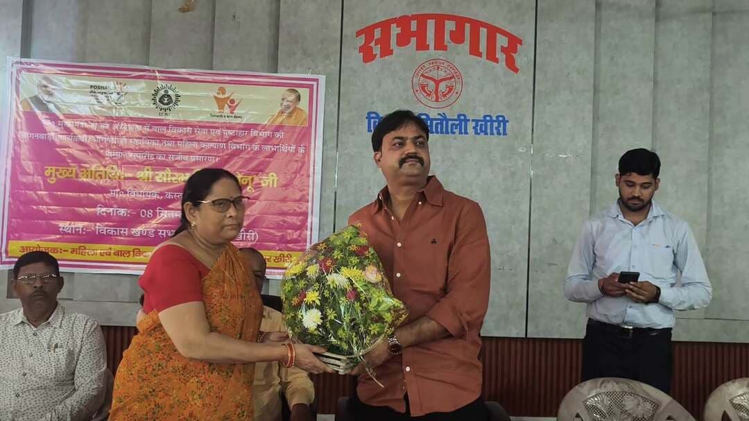 मितौली-खीरी
आंगनबाड़ी कार्यकत्रियों और सहायिकाओं के लिए बड़ी खुशखबरी 🎉
👉 मुख्यमंत्री की अध्यक्षता में आयोजित सम्मान समारोह का सजीव प्रसारण मितौली सभागार में हुआ।
👉 कस्ता विधायक सौरभ सिंह सोनू की अध्यक्षता में कार्यक्रम संपन्न हुआ।
👉 सीडीपीओ सुषमा शुक्ला ने विधायक सौरभ सिंह सोनू को पुष्पगुच्छ भेंट कर सम्मानित किया।
👉 विधायक ने एक महिला की गोद भराई एवं एक बच्चे का अन्नप्राशन कराया।
👉 आंगनबाड़ी कार्यकत्रियों के मानदेय में ₹4,000 और सहायिकाओं के मानदेय में ₹2,000 की बढ़ोतरी की गई।
👉 विधायक सौरभ सिंह सोनू ने लाभार्थियों एवं आंगनबाड़ी कार्यकत्रियों को प्रमाण पत्र देकर सम्मानित किया।
📍 कार्यक्रम में आंगनबाड़ी कार्यकत्रियों, सहायिकाओं एवं अन्य लाभार्थियों की मौजूदगी रही।
📢 मितौली की हर छोटी-बड़ी खबर के लिए जुड़े रहें — India TV 24 News
“सच के साथ, जनता की आवाज” 🇮🇳
#Mitauli #LakhimpurKheri #Anganwadi #SaurabhSinghSonu #BreakingNews #IndiaTV24News