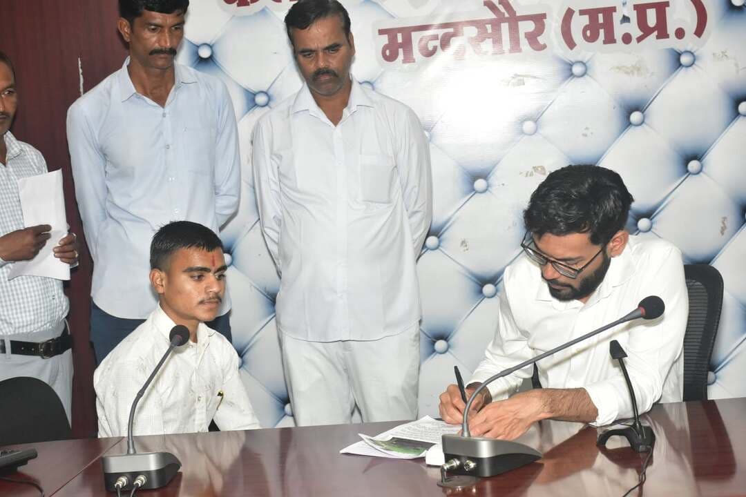 कलेक्टर श्री दिव्यांक सिंह ने जिला स्तरीय जनसुनवाई के दौरान सुशासन भवन मंदसौर में आवेदकों की समस्याएं सुनी । समस्याओं के समय-सीमा में निराकरण के लिए संबंधित अधिकारियों को निर्देश दिए । इस दौरान सीईओ जिला पंचायत श्री अनुकूल जैन एवं जिलाधिकारी मौजूद है ।
#Mandsaur
#मंदसौर