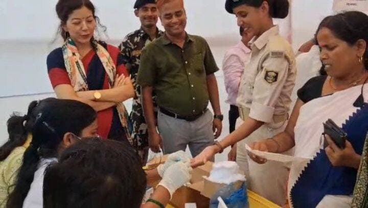 🩺 “चिकित्सा आपके द्वार” कार्यक्रम के तहत जिला पदाधिकारी द्वारा स्वास्थ्य जांच शिविर का जायजा, आज 104 लोगों की हुई जांच
आज स्पोर्ट्स कॉम्प्लेक्स, मल्लाहचक, जहानाबाद में जिला पदाधिकारी, जहानाबाद श्रीमती छिरिङ वाई भूटिया द्वारा गैर-संचारी रोग एवं एनीमिया मुक्त बिहार विशेष अभियान–2026 के अंतर्गत संचालित स्वास्थ्य जांच शिविर का जायजा लिया गया।
🔹 कुल 104 लोगों की स्वास्थ्य जांच
🔹 80 लोगों की ओरल कैंसर स्क्रीनिंग में 02 अत्यधिक संदिग्ध एवं 14 संदिग्ध मामले
🔹 एनीमिया जांच में 04 गंभीर, 09 मध्यम एवं 21 हल्के एनीमिया के मामले चिन्हित
जिला पदाधिकारी ने चिन्हित मरीजों का समुचित उपचार एवं नियमित फॉलो-अप सुनिश्चित करने तथा गंभीर एवं संदिग्ध मामलों को प्राथमिकता के आधार पर आवश्यक चिकित्सकीय सुविधा से जोड़ने का निर्देश दिया।
📢 आमजन से अपील: “चिकित्सा आपके द्वार” के अंतर्गत संचालित जिले के सभी 173 स्वास्थ्य संस्थानों में जाकर एनीमिया, उच्च रक्तचाप, मधुमेह, कैंसर सहित अन्य गैर-संचारी रोगों की प्रारंभिक जांच अवश्य कराएं।
🎯 समय पर जांच, सही उपचार — स्वस्थ जहानाबाद का संकल्प।
#चिकित्साआपकेद्वार #एनीमियामुक्तबिहार #गैरसंचारीरोग_स्वास्थ्यजांच #जिलाप्रशासनजहानाबाद
#विकसितभारत_समृद्धबिहार_आदर्शजहानाबाद