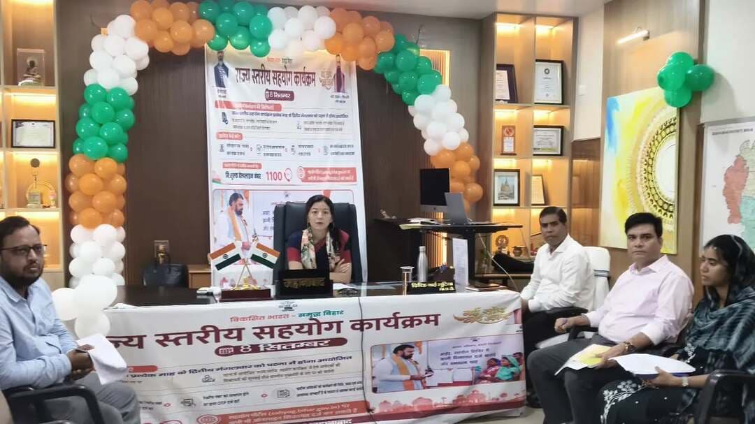🔹 सहयोग से समाधान — माननीय मुख्यमंत्री श्री सम्राट चौधरी ने जहानाबाद के तीन परिवादों की समीक्षा कर त्वरित एवं समयबद्ध निष्पादन पर दिया जोर
राज्य स्तरीय सहयोग कार्यक्रम के तहत माननीय मुख्यमंत्री, बिहार श्री सम्राट चौधरी द्वारा सहयोग/एस.एल.एस.पी. पोर्टल पर प्राप्त परिवादों की समीक्षा के क्रम में जहानाबाद जिले से संबंधित तीन मामलों की सुनवाई की गई। जिला पदाधिकारी, जहानाबाद श्रीमती छिरिङ वाई भूटिया द्वारा मामलों में की गई कार्रवाई एवं वर्तमान स्थिति से माननीय मुख्यमंत्री को अवगत कराया गया।
📍जिला पदाधिकारी द्वारा स्थिति से कराया गया अवगत
🔸 शिक्षा विभाग: स्वर्गीय प्रधानाध्यापक श्री रमेश नंदन शर्मा के ₹1,51,910/- एम.ए.सी.पी. वेतन-अंतर के भुगतान की कार्रवाई अंतिम चरण में है।
🔸 राजस्व एवं भूमि सुधार विभाग: हबलीपुर, सैस्ताबाद में आम रास्ते से अतिक्रमण हटाने हेतु 15 सितम्बर 2026 को कार्रवाई निर्धारित है।
🔸 नगर विकास एवं आवास विभाग: नगर पंचायत काको, वार्ड-09 में नल-जल व्यवस्था हेतु ₹29.92 लाख की निविदा प्रकाशित की गई है; तकनीकी बिड 17 सितम्बर 2026 को निर्धारित है।
जिला पदाधिकारी ने संबंधित पदाधिकारियों को निर्धारित समय-सीमा में कार्रवाई पूर्ण कर परिवादियों को शीघ्र वास्तविक राहत उपलब्ध कराने का निर्देश दिया।
✅ सहयोग से समाधान — जनसमस्याओं का समयबद्ध निष्पादन, प्रशासन की प्राथमिकता।
#सहयोग_से_समाधान #राज्यस्तरीय_सहयोग_कार्यक्रम #जनसमस्या_समाधान #जिलाप्रशासनजहानाबाद #विकसितभारत_समृद्धबिहार_आदर्शजहानाबाद
Soochna Jansampark