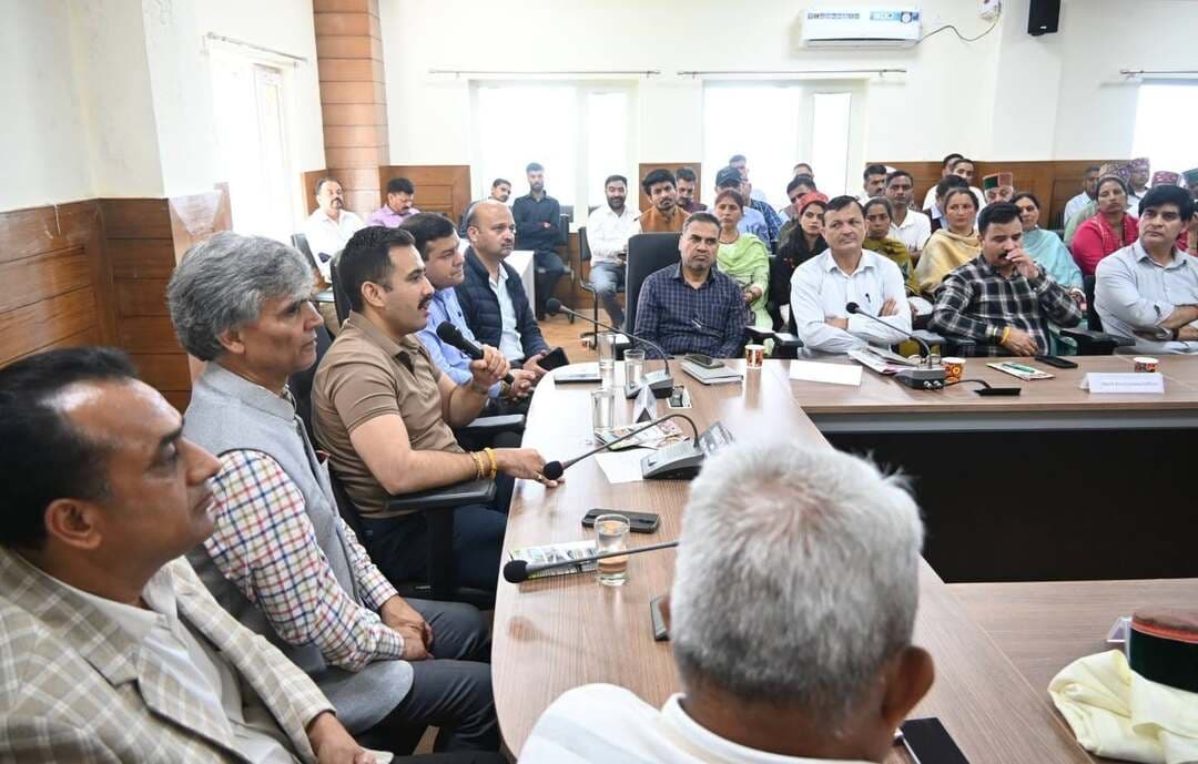 विकास में नंबर वन बनेगा शिमला ग्रामीण विधानसभा क्षेत्र - विक्रमादित्य सिंह
शिमला ग्रामीण विस क्षेत्र के जनप्रतिनिधियों के लिए चलौंठी में अभिनंदन समारोह आयोजित
शिमला ग्रामीण विधानसभा क्षेत्र के पंचायती राज संस्थाओं के जनप्रतिनिधियों के लिए अभिनंदन समारोह का आयोजन जिला परिषद भवन चलौंठी में मंगलवार को किया गया। इस अवसर पर लोक निर्माण एवं शहरी विकास मंत्री और शिमला ग्रामीण के विधायक विक्रमादित्य सिंह ने बतौर मुख्यातिथि शिरकत की। इस अवसर पर सभी पंचायत प्रतिनिधियों, बीडीसी चेयरमैन, वाइस चेयरमैन और सदस्य, जिला परिषद सदस्यों को सम्मानित किया गया।
विक्रमादित्य सिंह ने कहा कि आज इस कार्यक्रम का मुख्य उद्देश्य सभी जनप्रतिनिधियों, अधिकारियों और कार्यकर्ताओं के साथ संवाद करना तथा क्षेत्र के विकास कार्यों पर चर्चा करना है। वर्ष 2017 से 2022 तक आप सभी के सहयोग से क्षेत्र में करीब 100 करोड़ रुपये के विकास कार्य करवाए गए हैं। इससे पहले वर्ष 2012 से 2017 के बीच भी क्षेत्र में लगभग 1,500 करोड़ रुपये के विकास कार्य हुए। वर्तमान में भी क्षेत्र के लिए कई महत्वपूर्ण विकास योजनाएं प्रस्तावित हैं, जिनका प्रस्तुतीकरण आज आप सभी के समक्ष रखा गया है। अभी तक साढ़े तीन वर्षों में 800 करोड़ से अधिक रुपए के कार्य चले हुए है। हमारा लक्ष्य है कि आने वाले समय में विकास की गति को और तेज किया जाए और सड़क, शिक्षा, स्वास्थ्य, पेयजल सहित सभी मूलभूत सुविधाओं को बेहतर बनाया जाए।
उन्होंने कहा कि मेरा स्पष्ट मानना है कि हमें राजनीति से ऊपर उठकर क्षेत्र के विकास के लिए काम करना चाहिए। चुनाव आते-जाते रहते हैं और जनता का जनादेश हमें हमेशा स्वीकार करना चाहिए। हमारा उद्देश्य स्पष्ट है कि हमने जिस क्षेत्र को प्रदेश के अग्रणी विधानसभा क्षेत्रों में लाने का प्रयास किया है, उसे आगे भी विकास की नई ऊंचाइयों तक ले जाना है। इसके लिए हमें जमीनी स्तर पर काम करना होगा। विकास कार्यों में कई बार वन स्वीकृति, एफसीए, जमीन उपलब्धता और अन्य विभागीय औपचारिकताएं बाधा बनती हैं। ऐसे मामलों को संबंधित विभागों और स्थानीय लोगों के साथ मिलकर प्राथमिकता के आधार पर हल करना होगा।
साथ ही, अलग-अलग योजनाओं और विभागों से पंचायतों तथा विकास कार्यों के लिए जो धनराशि उपलब्ध करवाई गई है, उसका सही उपयोग सुनिश्चित करना हमारी जिम्मेदारी है। यदि पैसा समय पर खर्च नहीं होगा तो वह वापस भी जा सकता है। इसलिए सभी पंचायत प्रतिनिधि अपने-अपने ब्लॉक कार्यालय में जाकर यह जानकारी प्राप्त करें कि किस योजना के तहत कितना पैसा उपलब्ध है और उसका उपयोग किस कार्य में किया जा सकता है।
मुझे पूरा विश्वास है कि जनप्रतिनिधियों, अधिकारियों और आप सभी के सहयोग से हम मिलकर क्षेत्र के विकास को नई ऊंचाइयों तक ले जाएंगे। उन्होंने कहा कि एचआरटीसी का सुन्नी में सब डिपो शीघ्र स्थापित होगा। इस दिशा में सारी औपचारिकताएं पूरी करने में कार्य किया जा रहा है। इस डिपो के खुलने से ग्रामीण क्षेत्रों के लिए बसों की सुविधा मिल पाएगी। उन्होंने कहा कि पिछले कुछ समय से टारिंग का कार्य नहीं हो पाया था। ऐसे में प्रदेश भर में टारिंग कार्य के लिए 850 करोड़ स्वीकृत किये गए हैं। ऐसे में बरसात समाप्त होने पर अब सड़कों में टारिंग और पैच वर्क शुरू हो जाएगा।
कार्यक्रम में एसडीएम शिमला ग्रामीण मंजीत शर्मा, एसडीएम सुन्नी राजेश वर्मा, खंड विकास अधिकारी बृजेश भारद्वाज, बीडीसी चेयरमैन टूटू जीत सिंह ठाकुर, वाइस चेयरमैन बीडीसी टूटू विक्रम सिंह ठाकुर, बीडीसी बसंतपुर चेयरमैन कौशल्या शर्मा, वाइस चेयरमैन बीडीसी बसंतपुर भूप राम, ब्लॉक कांग्रेस कमेटी टूटू ब्लॉक अध्यक्ष देवेंद्र ठाकुर, ब्लॉक कांग्रेस कमेटी अध्यक्ष गोपाल शर्मा सहित पंचायती राज के जनप्रतिनिधि मौजूद रहे।
शिमला ग्रामीण निर्वाचन क्षेत्र में 01/01/2023 से अब तक हुए कार्य
1. PMGSY-III (कार्य पूर्ण/प्रगति पर)
कुल लागत 71.57 करोड़ रुपए
1. शमलो मंढोरघाट अणु सड़क का उन्नयन — 5.53 करोड़
2. खेल का चौरा से बाग्गी सड़क का उन्नयन — 10.98 करोड़
3. रुगरा गवाही रंगोल सड़क का उन्नयन — 13.26 करोड़
4. भागड़ से जगेहड़ी सड़क का उन्नयन — 8.51 करोड़
5. शाननघाटी दांगी सोहल काटल सड़क का उन्नयन — 12.73 करोड़
6. शाड़ी से सनौला सड़क का उन्नयन — 7.15 करोड़
7. जलोग-गढेरी सड़क का उन्नयन — 13.41 करोड़
2(क). PMGSY-IV (कार्य प्रगति पर) चरण-I
कुल लागत 58.80 करोड़ रुपए
1. धनपुंड- संधोया सड़क का निर्माण — 10.45 करोड़
2. चेवला-टभोग सड़क का निर्माण — 8.76 करोड़
3. एवग गाँव तक संपर्क सड़क का निर्माण — 3.87 करोड़
4. शिमला जिले में बभोत गाँव तक संपर्क सड़क का निर्माण — 1.76 करोड़
2(ख). PMGSY-IV (कार्य प्रगति पर) चरण-II
1. गड़काहन से बैरटी सड़क का उन्नयन — 7.50 करोड़
2. करयाली से शाड़ा नलाह सड़क का उन्नयन — 12.50 करोड़
3. जवाहरनगर-सनाहू-श्याल्टी सड़क का उन्नयन — 4.20 करोड़
4. सित्रिजायंन-दरवाकोट संपर्क सड़क का उन्नयन — 7.50 करोड़
5. चैली-खुर्द सड़क का उन्नयन — 2.25 करोड़
3. विधायक प्राथमिकता NABARD
(कार्य पूर्ण/प्रगति पर)
कुल लागत 87.56 करोड़ रुपए
1. गड़काहन से बैरटी सड़क तक संपर्क सड़क का निर्माण — 5.22 करोड़
2. चैली से कड़ेयची वाया ब्यूंट सड़क का निर्माण (मेटलिंग/टारिंग सहित) — 7.00 करोड़
3. शारडा कॉलेज जोनल सड़क का उन्नयन और मेटलिंग/टारिंग — 2.84 करोड़
4. बाग से कयालू तक संपर्क सड़क का निर्माण — 5.41 करोड़
5. शाल्टु (नेहरा) से दरगोट प्राइमरी स्कूल तक संपर्क सड़क का निर्माण — 1.90 करोड़
6. दांदीबाग-खटनोल सड़क का निर्माण — 7.49 करोड़
7. बडमैन से बसंतपुर सड़क का उन्नयन और मेटलिंग/टारिंग — 6.85 करोड़
8. कढारघाट से पलंग सेरकड़ी तक सड़क का निर्माण — 5.43 करोड़
9. गोलू से पलगेड़ सड़क का निर्माण — 7.98 करोड़
10. मढोड़घाट वाया भरगण से जमोग तक सड़क का निर्माण — 6.49 करोड़
11. चौरी-घाटी से याण वाया भाड़ तक सड़क का उन्नयन और मेटलिंग/टारिंग — 3.10 करोड़
12. नेहट, नयासेर, घैणी-देवीधार सड़क का निर्माण — 14.63 करोड़
13. डोमेहर से नावी संपर्क सड़क का निर्माण — 6.52 करोड़
14. गड़काहन से मझीवड़ शील-शड़ोह संपर्क सड़क का निर्माण — 6.59 करोड़
4. MMGSY/SHP और अन्य
(कार्य पूर्ण/प्रगति पर)
कुल लागत 135.00 करोड़ रुपए
1. सनाहू शैल्टी संपर्क सड़क का निर्माण — 0.72 करोड़
2. बला की घाटी से बांवी तक सड़क निर्माण — 0.58 करोड़
3. कन्द्रेन से नलवान तक सड़क निर्माण — 1.55 करोड़
4. बढ़ोरा से पनेवट तक संपर्क सड़क का निर्माण — 1.57 करोड़
5. कालीहट्टी से शकोह पौड़ी का-पिप्पल तक सड़क का निर्माण — 1.12 करोड़
6. नलाह-शाड़ा-नदोट संपर्क सड़क का निर्माण GP करीयाली— 1.55 करोड़
7. धरवी से थाय तक संपर्क सड़क का निर्माण — 0.70 करोड़
8. जलोग गढेरी सड़क से गाँव कंधारटी ओजडू शॉ सेरी तक सड़क का निर्माण — 0.86 करोड़
9. हिमरी से झुट्टू तक संपर्क सड़क का निर्माण — 0.79 करोड़
10. गाँव कलियुटी (हिमरी) तक संपर्क सड़क का निर्माण — 0.65 करोड़
11. हरिजन बस्ती श्यामलु बडोगा तक संपर्क सड़क का निर्माण — 0.77 करोड़
12. BRO सड़क से गाँव ग्रांओी तक संपर्क सड़क निर्माण — 1.82 करोड़
13. गलोग नेहरा ओखरू कैरू सड़क का निर्माण — 4.06 करोड़
14. जलोग गढेरी से ठारू गाँव तक संपर्क सड़क का निर्माण — 0.90 करोड़
15. धनपत संदौआ-सरेहा-गलाह-लंबीधार तक सड़क का निर्माण — 0.90 करोड़
16. जलोग गढेरी देवीघार गुंधा से भराड़ गाँव तक संपर्क सड़क का निर्माण (फेज-II) — 1.26 करोड़
17. जलोग गढेरी से गडाहु स्कूल तक संपर्क सड़क का निर्माण — 0.83 करोड़
18. हिमरी से नालटू रेओग तक संपर्क सड़क का निर्माण — 1.51 करोड़
19. BRO रोड से मज़ैल गाँव तक संपर्क सड़क का निर्माण — 0.90 करोड़
20. बमोत बस स्टैंड से बमोत गाँव तक संपर्क सड़क का निर्माण — 0.87 करोड़
21. 16 मील से सेदन शकराह सड़क पर (मेटलिंग/टारिंग) — 0.90 करोड़
22. बरोठा स्कूल मोहला संपर्क सड़क का निर्माण — 0.89 करोड़
23. BRO सड़क से परगैणा गाँव तक संपर्क सड़क का निर्माण — 1.45 करोड़
24. डोमेहर नाला से हरिजन बस्ती डोमेहर तक संपर्क सड़क का निर्माण — 1.35 करोड़
25. नेवहट नयासेर पनेवला रोड (पाहल गाँव) पर M/T का काम — 0.78 करोड़
26. धारथल से नालथल सड़क तक संपर्क सड़क का निर्माण — 0.90 करोड़
27. आनंदपुर कोट से काहला-लोहाला तक संपर्क सड़क का निर्माण — 0.90 करोड़
28. पिपलूघाट से चेबड़ी खेरा तक संपर्क सड़क का निर्माण — 0.82 करोड़
29. धार से नीना गाँव तक संपर्क सड़क का निर्माण
30. घराट नाला से खेरा और शिमला मंडी सड़क (देवीधार-सुन्नी) का उन्नयन — 67.90 करोड़
31. NH सड़क चक्कर-घनाहट्टी-शालाघाट का उन्नयन — 24.00 करोड़
32. बनूणा गागल से बागड़ी तक सड़क — 0.10 करोड़
33. सुन्नी लुहारी रोड से जौशी धार तक सड़क निर्माण — 0.35 करोड़
34. दलोहघाटी से धरोगड़ा सड़क निर्माण — 2.50 करोड़
35. टूटू से क्यार सड़क निर्माण — 0.35 करोड़
36. कुफरी धार से शनोल तक सड़क निर्माण — 0.35 करोड़
37. पोआबो से सुजाना सड़क निर्माण — 0.30 करोड़
38. जूड से खुराना तक सड़क निर्माण — 0.20 करोड़
39. नेगी हाउस से ओबरु सड़क निर्माण — 0.10 करोड़
40. निचली थाची से उप्परली थाची तक सड़क निर्माण — 0.15 करोड़
41. मंगला माता से करयाली सड़क निर्माण — 0.20 करोड़
42. महिला मंडल से पीपल का पेड़ (मंढोरघाट) सड़क निर्माण — 0.10 करोड़
43. फायल दाँवटी वाया शमलीग सड़क निर्माण — 0.40 करोड़
44. आनंदपुर से काहला-लोहाला सड़क निर्माण — 0.30 करोड़
45. कचरा संग्रहण केंद्र टूटू से मथोली तक सड़क निर्माण — 0.25 करोड़
46. NH-205 से सीवरेज प्लांट गडावग सड़क निर्माण — 0.30 करोड़
47. चैली खुर्द संपर्क सड़क निर्माण — 0.40 करोड़
48. शाल-चनोग सड़क निर्माण — 0.20 करोड़
49. NH सड़कों पर नाली निर्माण — 1.20 करोड़
50. आनंदपुर से तारादेवी मंदिर तक सड़क उन्नयन — 1.20 करोड़
51. हीरानगर-सरोज सड़क उन्नयन
52. घनाहट्टी-देवनगर सड़क उन्नयन
5. संस्थान/भवन निर्माण परियोजनाएं
(कार्य पूर्ण/प्रगति पर)
कुल लागत 188.00 करोड़ रुपए
1. रा०व०मा०वि० भवन धरोगड़ा का निर्माण — 1.15 करोड़
2. रा०व०मा०वि० भवन नीन का निर्माण — 2.03 करोड़
3. सुन्नी में सरकारी कॉलेज में बहुउद्देशीय हॉल का निर्माण 7.90 करोड़
4. रा०व०मा०वि० भवन बायचड़ी अतिरिक्त निर्माण — 7.90
5. रा०व०मा०वि० भवन चनावग का निर्माण — 1.34
6. जवाहरलाल नेहरू फाइन आर्ट्स कॉलेज, शिमला में अतिरिक्त जगह का निर्माण — 2.52
7. प्राथमिक स्वास्थ्य केंद्र टूटू भवन का निर्माण — 35.00
8. सुन्नी में पशु चिकित्सालय का निर्माण — 0.89
9. कडारघाट में आयुर्वेदिक स्वास्थ्य केंद्र का निर्माण — 0.33
10. बनूणा पशु चिकित्सालय के लिए आवासीय भवन का निर्माण — 0.63
11. देवला में पशु चिकित्सालय का निर्माण — 0.32
12. खलग में पशु चिकित्सालय का निर्माण — 0.33
13. चनावग में पशु चिकित्सा डिस्पेंसरी का निर्माण — 0.55
14. हीरा नगर में मानसिक रूप से अक्षम बच्चों के लिए स्कूल/होस्टल ब्लॉक का निर्माण — 0.25
15. रा०व०मा०वि० मटौरघाट में अतिरिक्त जगह का निर्माण — 5.25 करोड़
16. रा०व०मा०वि० भवन चलाहल थाची का निर्माण — 1.37 करोड़
17. रा०व०मा०वि० ओगली में विज्ञान प्रयोगशाला का निर्माण — 2.91 करोड़
18. रा०उ०वि० संदोआ जिला शिमला की भवन का निर्माण — 2.41 करोड़
19. रा०व०मा०वि० शामलाघाट में अतिरिक्त जगह का निर्माण — 0.75
20.16 मील स्थित सरकारी डिग्री कॉलेज धामी में बचाव/बहाली का काम, क्षतिग्रस्त रिटेनिंग वॉल का पुनर्निर्माण और मजबूती, ढलान को स्थिर करना और आसपास के क्षेत्र को मजबूत करना — 5.69 करोड़
21. PHC भवन एवं शोधी ट्रॉमा सेंटर का निर्माण — 13.76 करोड़
22. दाडगी में आयुर्वेदिक स्वास्थ्य केंद्र का निर्माण — 59 लाख
23. आयुर्वेदिक स्वास्थ्य केंद्र हिप्पन का निर्माण — 73 लाख
24. बागड़ी (बनूना) में बागवानी विभाग भवन (ऑफिस और रेजिडेंशियल क्वार्टर) — 86 लाख
25. स्वास्थ्य केंद्र संदोगा भवन का निर्माण — 73 लाख रुपये
26. सरकारी पॉलिटेक्निक भवन बसंतपुर — 44.00
27. सुन्नी तहसील, जिला शिमला में दो टाइप-II क्वार्टर का निर्माण — 85 लाख
28. सुन्नी हनुमान मंदिर परिसर में लाइब्रेरी बिल्डिंग का निर्माण — 2.40 करोड़
29. सामुदायिक भवन खुनी — 2.52 करोड़
30. नेशनल लॉ यूनिवर्सिटी (गर्ल्स हॉस्टल 02) घंडल निर्माण — 28.00 करोड़
31. राजीव गांधी डे बोर्डिंग स्कूल, सुग्री का निर्माण — 5.00 करोड़
32. चलाहल, दाड़गी, जुड़, पंदोआ, कालीहट्टी, दिरती, मोहरी, खैरा में विभिन्न GPS/GCPS का निर्माण और मरम्मत — 31 लाख
33. कागड़ा और बसंतपुर व चुनावा स्कूल में स्कूल डंगा व अतिरिक्त जगह का निर्माण — 0.80
34. जलोग रेस्ट हाउस में अतिरिक्त आवास / टाइप-II क्वार्टर का निर्माण — 0.48
35. हेमगाढ़ डिवलपमेंट प्रशिक्षण केंद्र सुग्री निर्माण — 3.75
36. विज्ञान संग्रहालय आनंदरपुर निर्माण — 9.50करोड़
6. पुल निर्माण कार्य
(कार्य पूर्ण/प्रगति पर)
कुल लागत 69.65 करोड़ रुपए
1. थाची रेहाना सड़क पर पेंज खड्ड के ऊपर 24 मीटर स्पैन वाले सिंगल लेन RCC T-बीम पुल का निर्माण — 1.20 करोड़
2. न्यासेर खड्ड के ऊपर पुल का निर्माण (35.00 मीटर सहित) (NABARD) — 3.10
3. मझयाट में रेलवे ओवर ब्रिज/एम्बुलेंस सड़क का निर्माण — 15.00 लाख
4. सुन्नी से थली तक पुल का निर्माण — 9.10 करोड़
5. ओगली से परलोग तक पुल का निर्माण — 36.00 करोड़
6. चैवला-टभोग खड्डा खड्ड के ऊपर पुल का निर्माण (PMGSY-IV) — 4.32 करोड़
7. शोघी बाजार के ऊपर फुट ओवर पुल निर्माण — 0.89
7. शिमला ग्रामीण नगर निगम परिक्षेत्र कार्य
(कुल लागत 28.81 करोड़ रूपए)
1. MLA क्रॉसिंग से तवी मोड़ सड़क पर MLA क्रॉसिंग और बालूगंज चौक पर जंक्शन पॉइंट को चौड़ा करना ----- 0.93 करोड़ रूपए
2. बालूगंज जंक्शन (चरण-।।) शॉपिंग कॉम्प्लेक्स का भवन ------ 2.38 करोड़ रूपए
3. बंगाला कॉलोनी टूटू, तहसील और जिला शिमला में कार पार्किंग का निर्माण ----- 6.50 करोड़ रूपए
4. संकट मोचन शिमला में पार्किंग का निर्माण ---- 4.50 करोड़ रूपए
5. नगर निगम शिमला वार्ड 6 (टूटू) कार्य ---- 1.52 करोड़ रूपए
6. नगर निगम शिमला वार्ड 7 (मझयाट) कार्य ----- 3.47 करोड़ रूपए
7. नगर निगम शिमला वार्ड 8 (बालूगंज) कार्य ----- 5.52 करोड़ रूपए
8. नगर निगम शिमला वार्ड 9 (कच्चीघाटी) कार्य ----- 2.05 करोड़ रूपए
8 (क) जल शक्ति विभाग
(कार्य पूर्ण/प्रगति पर)
कुल लागत ₹127.00 करोड़ रूपए
1. LWSS बसंतपुर कलवी नाडूखर (JJM के तहत)------ 5 करोड़ रूपए
2. LWSS पंदोआ खड़ से कैल बागडी (नाबार्ड/JJM के तहत)----- 25 करोड़ रूपए
3. सैंज खड्डू से घरोग-घंडल तक जल आपूर्ति (JJM के तहत)----- 15.74 करोड़ रूपए
4 . बघारो खड्डू तलोश चरण-। (मझीवड खटनोल, देवला) तथा नीन पाहल घेणी चरण-।। जल आपूर्ति ---- 8 करोड़ रूपए
5. नगर पंचायत सुन्नी जिला शिमला जल आपूर्ति (WSS) सुन्नी ----- 25.16 करोड़ रूपए
6. LIS संधूत-ककरेट ----- 5.40 करोड़ रूपए
7. LIS चड़ाऊ-चडोली ----- 1.59 करोड़ रूपए
8. LIS खलग-झाकडी ----- 2.65 करोड़ रूपए
9. LWSS सलाणा ---- 0.85 करोड़ रूपए
10. LIS कोट ---- 5 करोड़ रूपए
11. विभिन्न जल आपूर्ति योजनाओं की बहाली (जल प्रवाह के कारण जलमग्न) ---- 7.50 करोड़ रूपए
12. शिमला ग्रामीण निर्वाचन क्षेत्र के छूटे हुए गांवों के लिए पेयजल आपूर्ति योजना (विधायक प्राथमिकता -2026) ----- 25 करोड़ रूपए
8 (ख) सीवरेज योजनाएं (शिमला ग्रामीण)
कुल लागत 21.35 करोड़
1. NAC सुग्री में सीवरेज ट्रीटमेंट प्लांट, सुग्री टाउन का उन्नयन — 2.50 करोड़
2. STP और ट्रंक लाइन से सीवरेज कनेक्टिविटी (मजियाठ और टूटू) — 16.65 करोड़
3. ढांडा क्षेत्र में सीवरेज कनेक्टिविटी — 2.20 करोड़
9 ग्रामीण विकास और पंचायती राज
(ब्लॉक टूटू और बसंतपुर)
(कार्य पूर्ण/कार्य प्रगति पर)
कुल लागत 26.73 करोड़ रुपए
1. ग्राम पंचायत जनोल में पंचायत घर के पास निर्माण — 0.31
2. शोधी में पंचायत घर, पहली और दूसरी मंजिल निर्माण — 1.14
3. घंडल प्रथम और द्वितीय तल में पंचायत घर निर्माण — 1.14
4. चलहोग प्रथम और द्वितीय तल पंचायत घर निर्माण — 1.14
5. सांगटी में पंचायत घर, पहली और दूसरी मंजिल निर्माण — 1.14
6. आनंदपुर में पंचायत घर, पहली और दूसरी मंजिल निर्माण — 1.14
7. बड़ई में पंचायत घर, पहली और दूसरी मंजिल निर्माण — 1.14
8. कोट में पंचायत घर, पहली और दूसरी मंजिल निर्माण — 1.14
9. भराड़ा प्रथम और द्वितीय तल पंचायत घर निर्माण भूमि चयन अपेक्षित — 1.14
10. कार्यालय भवन खंड विकास टूटू निर्माण — 5.30
11. VKVNY / DCP/SDF/NDF / BASP/आदि मदों में बजट आवंटन — 12.00
10 युवा सेवाएं और खेल संबंधी कार्य
कुल लागत 33.00 करोड़ रुपए
1. कुटासनी, GP बायचड़ी में बहुउद्देशीय स्टेडियम का निर्माण — 31.00 करोड़
2. विभिन्न खेल के मैदान एवं मिनी स्टेडियमों का निर्माण — 2.00 करोड़
-०-
