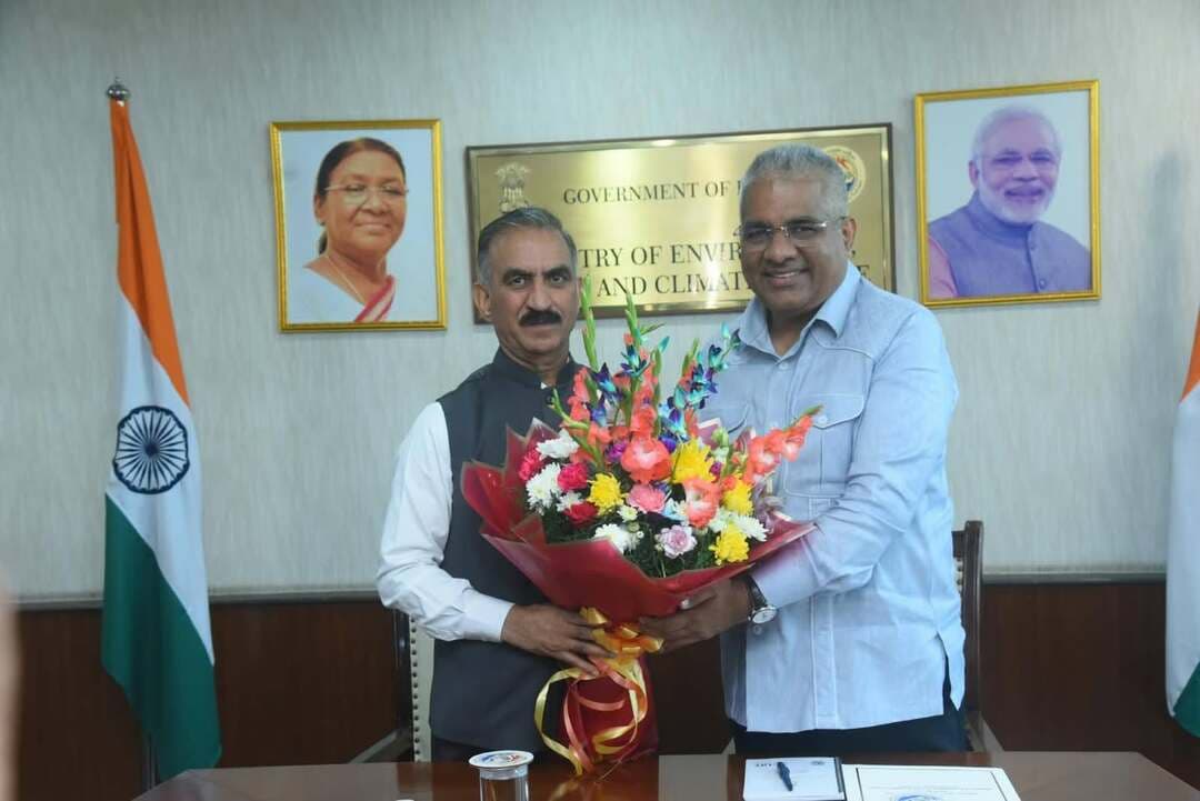 मुख्यमंत्री ने केंद्रीय पर्यावरण मंत्री भूपेंद्र यादव से भेंट की
हिमाचल के बाढ़ प्रभावित नदी क्षेत्रों में वैज्ञानिक ड्रेजिंग के लिए स्पष्ट एवं सक्षम दिशा-निर्देश जारी करने का किया आग्रह
मुख्यमंत्री ठाकुर सुखविन्द्र सिंह सुक्खू ने आज नई दिल्ली में केंद्रीय पर्यावरण, वन एवं जलवायु परिवर्तन मंत्री भूपेंद्र यादव से भेंट की। इस दौरान उन्होंने हिमाचल प्रदेश के बाढ़ प्रभावित नदी क्षेत्रों में वैज्ञानिक ड्रेजिंग से जुड़े विभिन्न महत्वपूर्ण मुद्दों पर विस्तार से चर्चा की।
मुख्यमंत्री ने कहा कि अत्यधिक वर्षा, बाढ़ और फ्लैश फ्लड के कारण नदी क्षेत्रों में बड़ी मात्रा में मलबा, बोल्डर, पत्थर और रेत जमा हो जाती है। इससे नदियों की जल वहन क्षमता प्रभावित होने के साथ-साथ मानव बस्तियों, सड़कों, पुलों, वनों तथा अन्य महत्वपूर्ण अधोसंरचना के लिए बाढ़ का खतरा बढ़ जाता है। उन्होंने कहा कि आपदा जोखिम न्यूनीकरण की दृष्टि से ऐसे संवेदनशील क्षेत्रों में वैज्ञानिक एवं समयबद्ध ड्रेजिंग आवश्यक है।
मुख्यमंत्री ने केंद्रीय मंत्री से आग्रह किया कि वन सलाहकार समिति के निर्णयों एवं सिफारिशों के आधार पर वैज्ञानिक ड्रेजिंग के लिए स्पष्ट एवं सक्षम दिशा-निर्देश जारी किए जाएं, ताकि ड्रेजिंग से संबंधित प्रस्तावों का समयबद्ध तरीके से निपटारा सुनिश्चित हो सके।
उन्होंने पर्यावरण मंत्रालय के परिवेश पोर्टल पर नदी ड्रेजिंग के लिए अलग श्रेणी बनाने का भी आग्रह किया, ताकि ऐसी गतिविधियों को पारंपरिक खनन गतिविधियों से अलग रखा जा सके। उन्होंने कहा कि बाढ़ के बाद नदी चैनल से मलबा हटाने का उद्देश्य नदियों की जल वहन क्षमता को बहाल करना, नदी प्रवाह में उत्पन्न अवरोधों को दूर करना तथा मानव जीवन एवं सार्वजनिक अधोसंरचना की सुरक्षा सुनिश्चित करना है।
मुख्यमंत्री ने नदी ड्रेजिंग परियोजनाओं को क्षतिपूरक वनीकरण की अनिवार्यता से छूट देने का भी अनुरोध किया। उन्होंने कहा कि इस प्रकार की गतिविधियों में गैर-वानिकी उद्देश्यों के लिए वन भूमि का मार्ग परिवर्तन (डायवर्जन) नहीं होता, बल्कि वैज्ञानिक ड्रेजिंग मुख्य रूप से नदियों के सुचारू प्रवाह को सुनिश्चित करने और बाढ़ के जोखिम को कम करने के उद्देश्य से की जाती है।
मुख्यमंत्री ने कहा कि बाढ़ के बाद नदियों में जमा होने वाली सामग्री की मात्रा कई बार काफी अधिक होती है। ऐसे में ड्रेजिंग के माध्यम से निकाली गई सामग्री के सुरक्षित, विनियमित एवं उचित उपयोग तथा निस्तारण के लिए एक स्पष्ट व्यवस्था विकसित किया जाना आवश्यक है।
उन्होंने कहा कि राज्य सरकार द्वारा ड्रेजिंग कार्य केवल वैज्ञानिक आकलन, रीप्लेनिशमेंट स्टडी और विस्तृत ड्रेजिंग प्लान के आधार पर ही किए जाएंगे। हटाई जाने वाली सामग्री की मात्रा तथा ड्रेजिंग के लिए क्षेत्र का निर्धारण वैज्ञानिक मानकों के आधार पर किया जाएगा। ये कार्य केवल गैर-मानसून अवधि में सभी पर्यावरणीय मानकों एवं निर्धारित सुरक्षा उपायों का पालन करते हुए किए जाएंगे।
मुख्यमंत्री ने कहा कि जहां आवश्यक होगा, ड्रेजिंग को संबंधित वन एवं नदी प्रबंधन योजनाओं का हिस्सा बनाया जाएगा। ड्रेजिंग से प्राप्त सामग्री के विनियमित उपयोग एवं निस्तारण से अर्जित शुद्ध राजस्व का उपयोग सतत विकास तथा वन संबंधी गतिविधियों के लिए किया जाएगा।
केंद्रीय मंत्री भूपेंद्र यादव ने मुख्यमंत्री को आश्वस्त किया कि हिमाचल प्रदेश में वैज्ञानिक ड्रेजिंग के लिए स्पष्ट एवं सक्षम दिशा-निर्देश जारी किए जाएंगे, ताकि बाढ़ और अन्य प्राकृतिक आपदाओं से होने वाले नुकसान को कम किया जा सके। उन्होंने कहा कि आवश्यक प्रक्रियाओं को सुगम बनाने के साथ-साथ हिमाचल प्रदेश की व्यावहारिक आवश्यकताओं और हितों को भी उचित रूप से ध्यान में रखा जाएगा।
उन्होंने यह आश्वासन भी दिया कि ड्रेजिंग से संबंधित मामलों पर विचार करते समय हिमाचल प्रदेश के हितों को प्राथमिकता दी जाएगी तथा प्रभावी नदी प्रबंधन और आपदा जोखिम न्यूनीकरण के लिए आवश्यक सहयोग प्रदान किया जाएगा।
बैठक में मुख्य सचिव कमलेश कुमार पंत, मुख्यमंत्री के प्रधान सलाहकार, राम सुभग सिंह, प्रधान सचिव (वित्त) देवेश कुमार, प्रधान सचिव (वन)एम. सुधा तथा मुख्यमंत्री के सचिव राकेश कंवर भी उपस्थित थे।