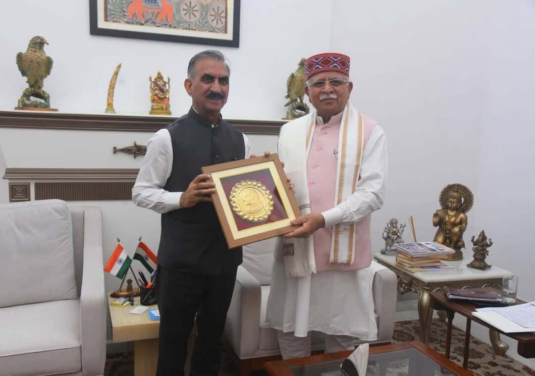 मुख्यमंत्री सुखविन्द्र सिंह सुक्खू ने केंद्रीय ऊर्जा मंत्री मनोहर लाल से की भेंट
हिमाचल के विद्युत क्षेत्र से जुड़े महत्वपूर्ण मुद्दों पर विस्तार से चर्चा
मुख्यमंत्री ठाकुर सुखविन्द्र सिंह सुक्खू ने मंगलवार को नई दिल्ली में केंद्रीय ऊर्जा, आवास एवं शहरी कार्य मंत्री मनोहर लाल से भेंट की। इस दौरान उन्होंने हिमाचल प्रदेश के विद्युत क्षेत्र से जुड़े विभिन्न महत्वपूर्ण एवं लंबित मुद्दे केंद्रीय मंत्री के समक्ष उठाए और इनके शीघ्र समाधान का आग्रह किया।
मुख्यमंत्री ने हिमाचल प्रदेश के निःशुल्क विद्युत हिस्से की एवज में नवीकरणीय ऊर्जा प्रमाण-पत्र प्रदान करने का मामला प्रमुखता से उठाया। उन्होंने कहा कि राज्य को निःशुल्क विद्युत हिस्से का उचित लाभ मिलना चाहिए और इस संबंध में आवश्यक स्पष्टीकरण एवं समाधान प्रदान किया जाना चाहिए।
उन्होंने सतलुज जल विद्युत निगम के निदेशक मंडल में हिमाचल प्रदेश की ओर से दो स्वतंत्र निदेशकों के नामांकन का मामला भी उठाया तथा राज्य के हितों को ध्यान में रखते हुए इस प्रक्रिया को शीघ्र पूरा करने का आग्रह किया।
मुख्यमंत्री ने शानन जल विद्युत परियोजना को हिमाचल प्रदेश को हस्तांतरित करने का मुद्दा भी प्रमुखता से उठाया। उन्होंने कहा कि परियोजना पर हिमाचल प्रदेश के अधिकारों और राज्य के हितों को ध्यान में रखते हुए आवश्यक कार्यवाही की जानी चाहिए। इससे संबंधित मामला वर्तमान में न्यायालय में विचाराधीन है।
मुख्यमंत्री ने वर्ष 2008 की जलविद्युत नीति लागू होने से पहले शुरू की गई केंद्रीय क्षेत्र की जलविद्युत परियोजनाओं के लिए परियोजना शुरू होने के बाद स्थानीय क्षेत्र विकास निधि के रूप में एक प्रतिशत अतिरिक्त मुफ्त बिजली प्रदान करने की राज्य की मांग को दोहराया। उन्होंने कहा कि इस प्रावधान से परियोजना प्रभावित क्षेत्रों के विकास में तेजी आएगी जिससे स्थानीय लोग लाभान्वित होंगे।
उन्होंने कहा कि राज्य सरकार के आकलन के अनुसार, इस व्यवस्था से हिमाचल प्रदेश को लगभग 29.34 करोड़ रुपये का वार्षिक लाभ प्राप्त होने की संभावना है, जबकि अन्य लाभार्थी राज्यों पर लगभग 96.57 करोड़ रुपये का वार्षिक भार पड़ेगा। हिमाचल प्रदेश का अनुमानित शुद्ध वार्षिक लाभ लगभग 23.21 करोड़ रुपये होगा, जबकि अन्य लाभार्थी राज्यों पर टैरिफ प्रभाव लगभग 1.15 प्रतिशत रहने का अनुमान है।
मुख्यमंत्री ने 180 मेगावाट क्षमता की बैरा स्यूल जल विद्युत परियोजना को 40 वर्ष की अवधि पूरी होने के बाद हिमाचल प्रदेश को सौंपने का मामला भी केंद्रीय मंत्री के समक्ष रखा। उन्होंने राज्य के हित में परियोजना के हस्तांतरण की आवश्यक प्रक्रिया शीघ्र आगे बढ़ाने का आग्रह किया।
मुख्यमंत्री ने भाखड़ा ब्यास प्रबंधन बोर्ड (बीबीएमबी) द्वारा प्रदेश में अधिकृत ऐसी भूमि, जिसका वर्तमान में कोई उपयोग नहीं हो रहा है, को हिमाचल प्रदेश सरकार को उपयोग के लिए उपलब्ध करवाने का मामला भी उठाया। उन्होंने कहा कि ऐसी भूमि का उपयोग सरकारी कार्यालयों के निर्माण तथा परियोजनाओं से विस्थापित लोगों के पुनर्वास और उन्हें भूमि उपलब्ध करवाने के लिए किया जा सकता है। उन्होंने प्रदेश के व्यापक हित में ऐसी भूमि के उपयोग की अनुमति प्रदान करने का आग्रह किया।
मुख्यमंत्री ने कहा कि जलविद्युत क्षेत्र हिमाचल प्रदेश की अर्थव्यवस्था, ऊर्जा सुरक्षा और स्थानीय विकास का महत्वपूर्ण आधार है। इसलिए राज्य के विद्युत हितों से जुड़े लंबित मामलों का शीघ्र समाधान प्रदेश के विकास के लिए अत्यंत आवश्यक है।
केंद्रीय ऊर्जा मंत्री मनोहर लाल ने मुख्यमंत्री द्वारा उठाए गए सभी मुद्दों पर सकारात्मक रूप से विचार करने का आश्वासन दिया।
बैठक में मुख्य सचिव कमलेश कुमार पंत, मुख्यमंत्री के प्रधान सलाहकार राम सुभग सिंह, प्रधान सचिव (वित्त) देवेश कुमार तथा मुख्यमंत्री के सचिव राकेश कंवर भी उपस्थित थे।
.0.