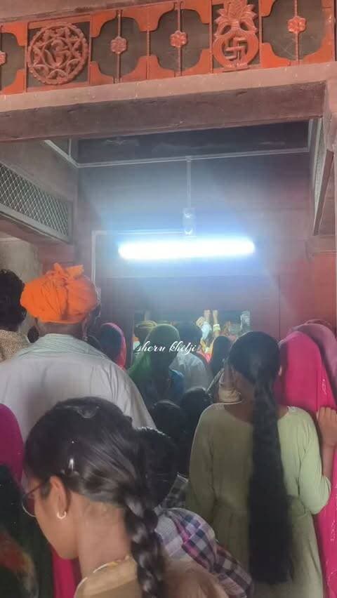 देचू में मूणपुरी बाबा की समाधि पर मेला भरा गया,जहां बड़ी संख्या में भक्तों ने पहुंचकर दर्शन किए
#dechu #news #rajasthan #viralreels