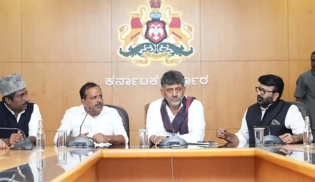 ವಿಧಾನಸೌಧದಲ್ಲಿಂದು ಮುಖ್ಯಮಂತ್ರಿ DK Shivakumar ಅವರ ಅಧ್ಯಕ್ಷತೆಯಲ್ಲಿ ನಡೆದ ಅಲ್ಪಸಂಖ್ಯಾತರ ಕಲ್ಯಾಣ ಇಲಾಖೆಯ ಸಭೆಯಲ್ಲಿ ಮುಖ್ಯಮಂತ್ರಿಯವರು ಅಧಿಕಾರಿಗಳಿಂದ ಮಾಹಿತಿ ಪಡೆದುಕೊಂಡು ಅಗತ್ಯ ಸೂಚನೆಗಳನ್ನು ನೀಡಿದರು.
ಈ ಸಂದರ್ಭದಲ್ಲಿ ಆರೋಗ್ಯ ಮತ್ತು ಅಲ್ಪಸಂಖ್ಯಾತರ ಕಲ್ಯಾಣ ಇಲಾಖೆ ಸಚಿವರಾದ ಯು.ಟಿ.ಖಾದರ್, ಬಿಡಿಎ ಅಧ್ಯಕ್ಷ ಹಾಗೂ ಶಾಸಕರಾದ ಎನ್.ಎ. ಹ್ಯಾರಿಸ್, ಕೆಎಂಡಿಸಿ ಅಧ್ಯಕ್ಷರಾದ ಬಿ.ಕೆ. ಅಲ್ತಾಫ್ ಖಾನ್, ಶಾಸಕರಾದ ರಹೀಂ ಖಾನ್, ಶ್ರೀ ಆಸೀಫ್ (ರಾಜು) ಸೇಠ್, ಯಾಸಿರ್ ಅಹ್ಮದ್ ಖಾನ್ ಪಠಾಣ್ ಸೇರಿಂದತೆ ಹಿರಿಯ ಅಧಿಕಾರಿಗಳು ಉಪಸ್ಥಿತರಿದ್ದರು.
#fvpシviral #facebookpost #CMKARNATAKA #utkhader #DKShivakumar
