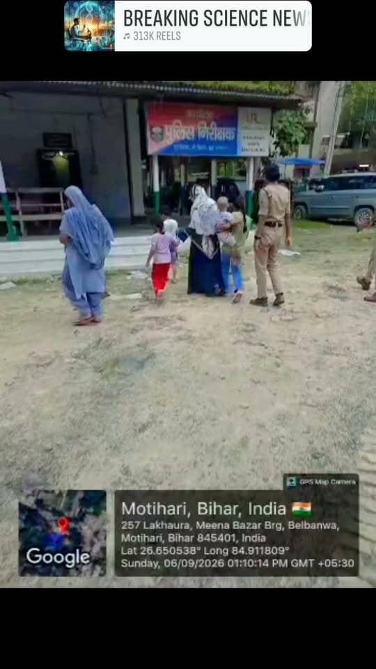 14 साल बाद मिली उम्मीद की किरण! बिहार से सकुशल दस्तयाब हुई लापता बालिका
पन्ना पुलिस ने एक 14 वर्ष पुराने गुमशुदगी/अपहरण के मामले में बड़ी सफलता हासिल की है। सिमरिया थाना क्षेत्र से वर्ष 2012 में लापता हुई बालिका को बिहार के मोतिहारी से सकुशल दस्तयाब कर पुलिस ने उसके परिजनों के सुपुर्द कर दिया।
जानकारी के अनुसार, 31 मई 2012 को परिजनों ने सिमरिया थाने में शिकायत दर्ज कराई थी कि बालिका को कोई अज्ञात व्यक्ति बहला-फुसलाकर ले गया है। पुलिस ने गुमइंसान प्रकरण दर्ज कर तलाश शुरू की और बाद में वर्ष 2014 में धारा 363 भादवि के तहत अपराध भी दर्ज किया गया।
पिछले 14 वर्षों से पुलिस लगातार बालिका की तलाश में जुटी रही। परिजनों, रिश्तेदारों, पड़ोसियों और परिचितों से जानकारी जुटाने के साथ मध्यप्रदेश सहित उत्तर प्रदेश, दिल्ली, राजस्थान, गुजरात, बिहार, हरियाणा और महाराष्ट्र के विभिन्न स्थानों पर भी तलाश की गई, लेकिन लंबे समय तक कोई ठोस जानकारी हाथ नहीं लगी।
मामले को गंभीरता से लेते हुए पुलिस अधीक्षक पन्ना श्रीमती निवेदिता नायडू के निर्देशन में, अतिरिक्त पुलिस अधीक्षक सुश्री वंदना चौहान एवं एसडीओपी पवई श्रीमती भावना दांगी के मार्गदर्शन तथा सिमरिया थाना प्रभारी निरीक्षक माधवी अग्निहोत्री के नेतृत्व में विशेष पुलिस टीम गठित की गई।
टीम ने मुखबिर तंत्र को सक्रिय करते हुए लगातार प्रयास किए। आखिरकार मिली महत्वपूर्ण सूचना के आधार पर पुलिस टीम बिहार के मोतिहारी पहुंची और 14 वर्ष से लापता बालिका को सकुशल दस्तयाब कर लिया।
बालिका के सकुशल मिलने की खबर से उसके परिजनों को बड़ी राहत मिली है। इस पूरी कार्रवाई में थाना प्रभारी सिमरिया निरीक्षक माधवी अग्निहोत्री, चौकी प्रभारी पुरैना सउनि श्रीलाल राजपूत, आरक्षक दिनेश यादव, सुशील मिश्रा सहित पन्ना पुलिस साइबर सेल टीम का सराहनीय योगदान रहा।
14 साल लंबी तलाश के बाद परिवार तक पहुंची अपनों की बेटी—पन्ना पुलिस की लगातार मेहनत और जांच का सामने आया परिणाम।
#PannaPolice #PannaNews #Simariya #Panna #PoliceAction #MissingGirl #14YearsLater #MadhyaPradeshPolice #MotiHari #Bihar #CrimeNews #BreakingNews #पन्नापुलिस #सिमरियापुलिस #पन्नासमाचार