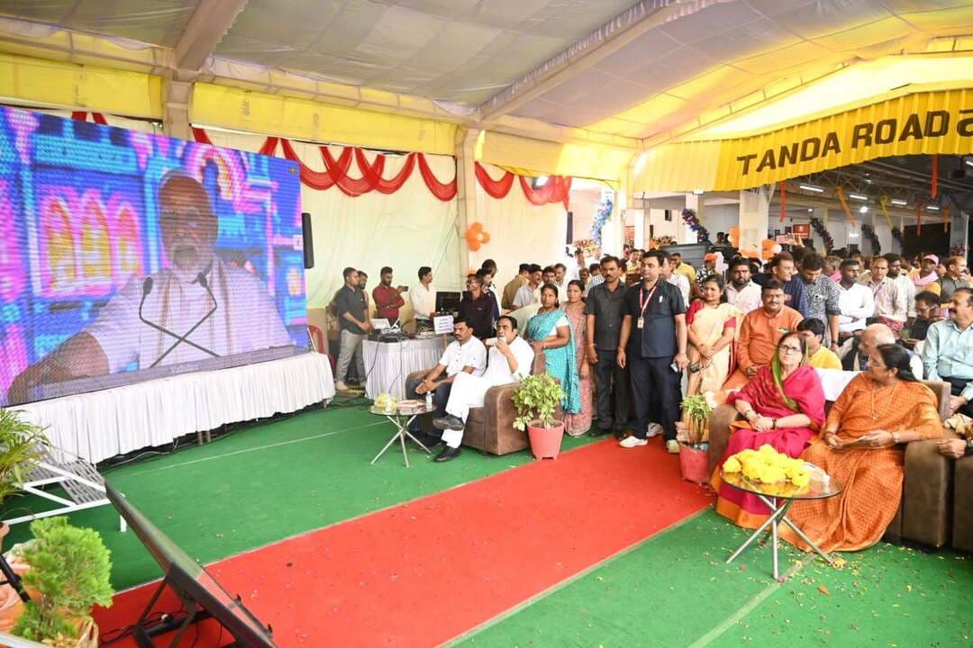 प्रधानमंत्री श्री नरेन्द्र मोदी ने गुजरात के वडोदरा में 35,000 करोड़ रुपये से अधिक की विकास परियोजनाओं की आधारशिला रखी, उद्घाटन किया और उन्हें राष्ट्र को समर्पित किया
--
हम भारत के बुनियादी ढांचे को मजबूत कर रहे हैं ताकि तेज गति से लोगों और सामानों की आवाजाही हो सके, नए अवसर पैदा हो सकें और आर्थिक विकास को गति मिल सके: प्रधानमंत्री
---
समर्पित माल ढुलाई गलियारा तीव्र गति से विकसित हो रहे भारत की जीवनरेखा है: प्रधानमंत्री
----
चिप्स से लेकर जहाजों तक, भारत अब विनिर्माण क्षेत्र के नए भविष्य का निर्माण कर रहा है: प्रधानमंत्री
-----
प्रधानमंत्री श्री नरेन्द्र मोदी ने गुजरात के वडोदरा में 35,000 करोड़ रुपये से अधिक की विकास परियोजनाओं की आधारशिला रखी, उद्घाटन किया और उन्हें राष्ट्र को समर्पित किया। प्रधानमंत्री ने इस अवसर पर उपस्थित विशिष्ट गणमान्य व्यक्तियों का हार्दिक अभिनंदन करते हुए अपना संबोधन शुरू किया। उन्होंने इस ऐतिहासिक अवसर पर वहां उपस्थित और ऑनलाइन माध्यमों से जुड़े सभी नागरिकों का स्वागत किया। श्री मोदी ने कहा, "मैं गुजरात के अपने भाइयों और बहनों का स्वागत करता हूं।"
प्रधानमंत्री ने महाराजा सयाजीराव विश्वविद्यालय के मैदान में शानदार माहौल का उल्लेख करते हुए प्रगति के इस साझा उत्सव के लिए विभिन्न क्षेत्रों के पेशेवरों के एक साथ आने की अनूठी उपलब्धि की सराहना की। उन्होंने विकास के ऐसे एकजुटतापूर्ण उत्सव को देखकर अपार प्रसन्नता व्यक्त की। श्री मोदी ने कहा, "यहां एक साथ सब कुछ हो रहा है।"
प्रधानमंत्री ने राष्ट्र की प्रगति को गति देने के लिए हजारों करोड़ रुपये की अवसंरचना परियोजनाओं को समर्पित करते हुए वडोदरा के नागरिकों की ओर से उनके स्वागत में आयोजित असाधारण स्वच्छता अभियान की सराहना की। उन्होंने विकास के इस उत्सव के दौरान सेवा भाव दिखाने के लिए स्थानीय लोगों को धन्यवाद दिया। श्री मोदी ने कहा, "मैं आप लोगों के बीच आज विकसित भारत की यात्रा को और गति देने आया हूं।"
प्रधानमंत्री ने लाल किले के प्राचीर से घोषित 'सप्तधारा' प्रस्ताव की रूपरेखा प्रस्तुत करते हुए गति शक्ति पहल के माध्यम से तीव्र संपर्क की आवश्यकता पर बल दिया और 2800 किलोमीटर लंबे समर्पित माल गलियारे का निर्माण पूरा होने के ऐतिहासिक पल को याद किया। उन्होंने वडोदरा को गति शक्ति विश्वविद्यालय का वास्तविक शहर बताया जहां इस विशाल परियोजना के अंतिम चरण पूरे हुए। श्री मोदी ने कहा, "21वीं सदी के भारत के लिए यह ऐतिहासिक कार्य पूरा हो चुका है।"
प्रधानमंत्री ने 2014 के बाद प्रगति की तीव्र गति को दर्शाते हुए पूर्वी और पश्चिमी समर्पित माल ढुलाई गलियारों के सफल कार्यान्वयन की सराहना की जो अब वाणिज्यिक परिदृश्य को मौलिक रूप से बदल रहे हैं। उन्होंने कहा कि ये नेटवर्क तेजी से देश के वाणिज्य की आधारशिला बन रहे हैं। श्री मोदी ने कहा, "हमने इसे गति दी और 2800 किलोमीटर लंबे गलियारे का काम पूरा करके इसे प्रदर्शित किया।"
प्रधानमंत्री ने इस नई राष्ट्रीय जीवनरेखा के परिवर्तनकारी प्रभाव के बारे में विस्तार से बताते हुए कहा कि यात्री और मालगाड़ियों को अलग करने से प्रतिदिन 430 से अधिक मालगाड़ियां चल सकती हैं जिससे ट्रकों की 30 घंटे की यात्रा घटकर मात्र 10-12 घंटे रह गई है। उन्होंने स्पष्ट किया कि अब 100 किलोमीटर की दूरी तय करने में पूर्व की तुलना में आधे से भी कम समय लगता है जिससे ईंधन की बचत होती है, माल ढुलाई का खर्च कम होता है और पर्यावरण की रक्षा होती है। श्री मोदी ने कहा, "यह निवेश एक ही ट्रैक पर किया गया था, लेकिन इससे अनेक लाभ प्राप्त हुए हैं।"
प्रधानमंत्री ने विस्तारित लॉजिस्टिक्स नेटवर्क से कृषि क्षेत्र को होने वाले व्यापक लाभों का उल्लेख करते हुए बताया कि किस प्रकार पूर्वी और पश्चिमी भारत के किसान अब जल्दी खराब होने वाली वस्तुओं को तेजी से बड़े बाजारों तक पहुंचा सकते हैं। उन्होंने इस बात पर बल दिया कि मौसमी फूल, सब्जियां और फल जैसी जल्दी खराब होनेवाली वस्तुएं अब उपभोक्ताओं और मंडियों तक समय पर पहुंच रही हैं। श्री मोदी ने कहा, "इससे किसानों को अत्यधिक लाभ हुआ है।"
प्रधानमंत्री ने नए कॉरिडोर पर उल्लेखनीय परिचालन उपलब्धि के बारे में जानकारी साझा करते हुए जेएनपीटी बंदरगाह से वडोदरा तक डबल-स्टैक कंटेनर मालगाड़ी के सफल संचालन की सराहना की। उन्होंने बताया कि इस एक ट्रेन की यात्रा ने मुंबई से सीधे 250 से अधिक ट्रकों के बराबर माल कुशलतापूर्वक पहुंचाया। श्री मोदी ने कहा, "अब देश के एक कोने से दूसरे कोने तक बड़ी मात्रा में माल तेजी से पहुंचाया जा सकेगा।"
प्रधानमंत्री ने गुजरात, मध्य प्रदेश और महाराष्ट्र के दूरस्थ आदिवासी क्षेत्रों तक रेल सेवाओं की पहुंच बढ़ाने के लिए अपने प्रशासन की ओर से निरंतर शुरू किए गए प्रयासों पर बल दिया। उन्होंने एक नई ट्रेन शुरू किए जाने पर प्रसन्नता व्यक्त की जिससे छोटा उदेपुर और अलीराजपुर जाने वाले यात्रियों को काफी लाभ होगा। श्री मोदी ने कहा, "रेल अब भारत के उन हिस्सों तक पहुंच रही है जहां दशकों से नहीं पहुंची थी।"
प्रधानमंत्री ने सड़कों, मेट्रो, हवाई अड्डों और गैस पाइपलाइनों सहित बुनियादी ढांचे के विकास के व्यापक आर्थिक प्रभावों का विस्तार से वर्णन करते हुए कहा कि मुख्यतः 2.75 लाख करोड़ रुपये से अधिक के ऐतिहासिक रेलवे बजट के कारण लाखों रोजगार के अवसर पैदा हो रहे हैं। उन्होंने स्पष्ट किया कि गरीबों के लिए घरों का निर्माण और बंदरगाहों का विस्तार करना आसपास के क्षेत्रों में नए उद्योगों और व्यवसायों को स्वाभाविक रूप से बढ़ावा देता है। श्री मोदी ने कहा, "रेलवे के आधुनिकीकरण पर हो रहा खर्च हजारों-हजार नए रोजगार सृजित कर रहा है।"
प्रधानमंत्री ने अपने 'सप्तधारा' दृष्टिकोण के विनिर्माण स्तंभ की ओर बढ़ते हुए वस्त्र उद्योग से लेकर पेट्रोरसायन तक वडोदरा के 150 वर्षों के औद्योगिक विकास और पिछले दो दशकों में एमएसएमई के केंद्र के रूप में बड़े पैमाने पर इसके विकास की सराहना की। उन्होंने गर्व से शहर की इस उपलब्धि को स्वीकार किया कि यह भारत के पहले स्वदेशी निर्मित सैन्य परिवहन विमान का जन्मस्थान है। श्री मोदी ने कहा, "सी-295 विमान की पहली उड़ान यहीं से हुई है।"
प्रधानमंत्री ने पिछले एक दशक में देश की औद्योगिक क्षमता में हुई तीव्र वृद्धि को दर्शाते हुए ठोस आंकड़े प्रस्तुत किए जो आधुनिक रेलवे कोच, वैगन और लोकोमोटिव इंजन के प्रमुख वैश्विक निर्माता के रूप में भारत के परिवर्तन को प्रदर्शित करते हैं। उन्होंने बताया कि 2014 से अब तक देश में 50,000 आधुनिक कोचों का सफलतापूर्वक उत्पादन किया गया है और रेलवे नेटवर्क में लगभग 2.5 लाख वैगन शामिल किए गए हैं। श्री मोदी ने कहा, "भारत रेल कोच, मेट्रो कोच और रेल इंजन का प्रमुख निर्माता बन गया है।"
प्रधानमंत्री ने महत्वपूर्ण आपूर्ति श्रृंखलाओं में पूर्ण आत्मनिर्भरता की दिशा में चल रहे अभियान का समर्थन करते हुए सौर पीवी मॉड्यूल के घरेलू उत्पादन का उल्लेख किया जिससे पूर्ववर्ती अत्यधिक आयात लागत में भारी कमी आई और 200 गीगावाट की विशाल क्षमता का निर्माण हुआ। उन्होंने कडाना बांध फ्लोटिंग सोलर परियोजना और प्रधानमंत्री सूर्य घर मुफ्त बिजली योजना की सफलता पर प्रसन्नता व्यक्त की जिसने गुजरात में 11 लाख सहित देशभर में 55 लाख परिवारों को बिजली उत्पादक बनने और बड़े पैमाने पर स्थानीय रोजगार सृजित करने के लिए सशक्त बनाया है। श्री मोदी ने कहा, "भारत अब चिप से लेकर जहाज तक विनिर्माण की नई गाथा लिख रहा है।"
प्रधानमंत्री ने विरोधियों की ओर से फैलाई गई झूठी बातों को खारिज करते हुए उन युवाओं पर गहरा विश्वास व्यक्त किया जो सौर, पवन, जल और परमाणु क्षेत्रों में सरकार के गहन प्रयासों के साक्षी बने हैं। उन्होंने राष्ट्रीय विकास में हो रही अभूतपूर्व प्रगति को स्वीकार करने के लिए युवा पीढ़ी की प्रशंसा की। श्री मोदी ने कहा, "भारत के युवा सत्य की गर्जना के साथ आगे बढ़ रहे हैं।"
प्रधानमंत्री ने डेटा सेंटर और कृत्रिम बुद्धिमत्ता जैसी उभरती प्रौद्योगिकियों को शक्ति प्रदान करने के लिए मजबूत विद्युत प्रणाली की रणनीतिक आवश्यकता पर बल देते हुए इस बात की पुष्टि की है कि यूरेनियम, महत्वपूर्ण खनिजों और दुर्लभ पृथ्वी तत्वों के लिए सक्रियता से अंतरराष्ट्रीय समझौते किए जा रहे हैं। उन्होंने कहा कि यदि देश को कृत्रिम बुद्धिमत्ता के क्षेत्र में वैश्विक महाशक्ति बनना है तो इस आवश्यक बुनियादी ढांचे का निर्माण अत्यंत महत्वपूर्ण है। श्री मोदी ने कहा, "यह सारा कठिन कार्य केवल देश के युवाओं के भविष्य को सुरक्षित करने के लिए किया जा रहा है।"
प्रधानमंत्री ने आधुनिक वैश्विक अर्थव्यवस्था के बदलते स्वरूपों के संबंध में चर्चा करते हुए इस बात पर बल दिया कि पारंपरिक डिग्रियां अब पर्याप्त नहीं हैं जिसके कारण राष्ट्रीय शिक्षा नीति का व्यापक पुनर्गठन आवश्यक हो गया है ताकि निरंतर कौशल संवर्धन को प्राथमिकता दी जा सके। उन्होंने कहा कि शिक्षण और प्रशिक्षण संस्थानों को विश्व की बदलती मांगों को पूरा करने के लिए पूरी तरह से नया रूप दिया जा रहा है। श्री मोदी ने कहा, "युवाओं के लिए कौशल प्राप्त करना और उन कौशलों में सुधार करके नयापन लाना अत्यंत आवश्यक हो गया है।"
प्रधानमंत्री ने लाल किले से दिए गए महत्वपूर्ण वचन को पूरा करते हुए प्रतियोगी परीक्षाओं के लिए मुफ्त कोचिंग प्रदान करने की ऐतिहासिक पहल की घोषणा की जिसका उद्देश्य निर्धन और मध्यम वर्ग के परिवारों पर पड़ने वाले भारी आर्थिक बोझ को कम करना है। उन्होंने आश्वासन दिया कि प्रशासन अपने करियर की तैयारी कर रहे छात्रों की आकांक्षाओं को साकार करने की पूरी जिम्मेदारी लेगा। श्री मोदी ने कहा, "सरकार स्वयं हमारे युवाओं की कोचिंग का ख्याल रखेगी।"
प्रधानमंत्री ने कृत्रिम बुद्धिमत्ता को सूचना प्रौद्योगिकी क्षेत्र से आगे बढ़कर मूलभूत क्षमता मानते हुए कृषि, स्वास्थ्य सेवा और रोबोटिक्स में नवाचार लाने में सक्षम एआई-कुशल युवाओं को तैयार करने के लिए व्यापक राष्ट्रीय अभियान की योजना की घोषणा की। उन्होंने इस बात पर बल दिया कि इन अत्याधुनिक उपकरणों में महारत हासिल करने से विनिर्माण संबंधी उत्पादकता बढ़ेगी और नवोन्मेषी स्टार्टअप को बढ़ावा मिलेगा। श्री मोदी ने कहा, "हम चाहते हैं कि हमारी युवा पीढ़ी एआई के लिए तैयार हो।"
प्रधानमंत्री ने अपने संबोधन के अंत में प्रभावशाली रूप से आह्वान करते हुए राष्ट्र से इस अभूतपूर्व जनसांख्यिकीय लाभांश का लाभ उठाने और 2047 तक देश का कायाकल्प करने पर अडिग रहने का आग्रह किया। उन्होंने चल रहे विकास कार्यों के लिए शुभकामनाएं देते हुए अपना भाषण समाप्त किया। श्री मोदी ने कहा, "हमें निरंतर प्रयास करना होगा ताकि भारत विकसित हो सके।"
Jansampark Madhya Pradesh