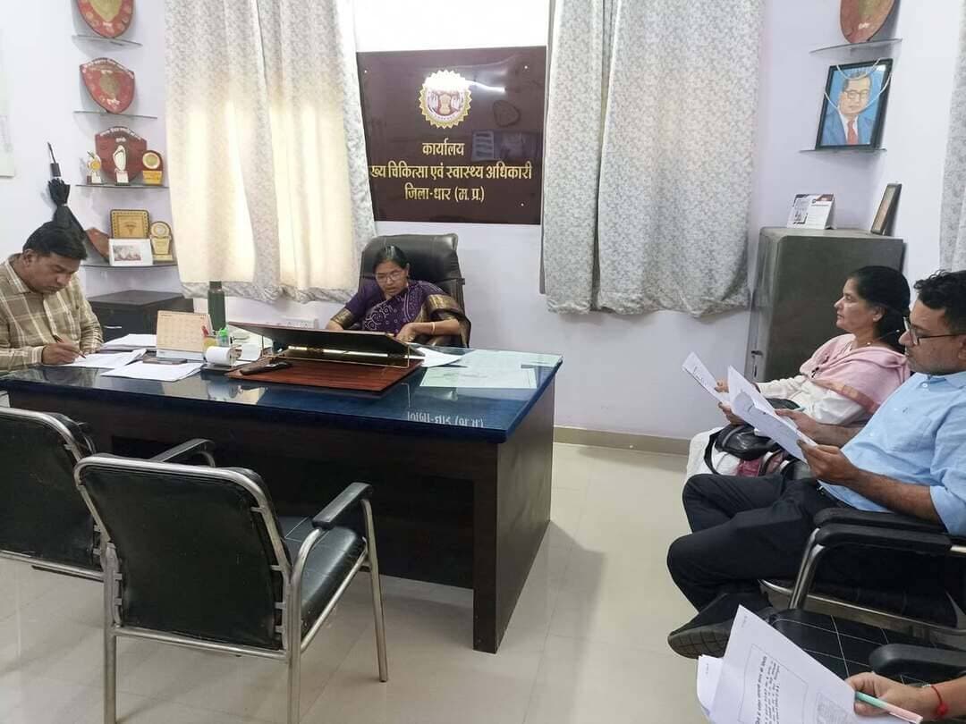 पीसी एण्ड पीएनडीटी एवं एम.टी.पी. एक्ट अंतर्गत जिला सलाहकार समिति की बैठक मुख्य चिकित्सा एवं स्वास्थ्य अधिकारी एवं सक्षम प्राधिकारी डॉ. अनिता सिंगारे की अध्यक्षता में सोमवार को कार्यालय मुख्य चिकित्सा एवं स्वास्थ्य अधिकारी सभाकक्ष में संपन्न हुई। बैठक में डॉ. नंदिता निगम, नोडल अधिकारी एवं समिति के अन्य सदस्य उपस्थित रहे।
सर्वप्रथम बैठक के ऐजेण्डा पर चर्चा की गई, जिसके अंतर्गत जिले में लिंगानुपात की स्थिति, पीसी एण्ड पीएनडीटी एवं एम.टी.पी. अंतर्गत नवीन पंजीयन/संशोधन हेतु आवेदित यू.एस.जी./एम.टी.पी. सेन्टरों पर किये गये निरीक्षण एवं नोडल अधिकारी द्वारा धामनोद क्षेत्रान्तर्गत पंजीकृत निजी सोनोग्राफी सेन्टर हेतु किये गये निरीक्षण, जिले में वर्तमान पंजीकृत सोनोग्राफी सेन्टरों की जानकारी आदि बिन्दुओं पर विस्तारपूर्वक चर्चा की गई।
बैठक में बताया गया कि वर्तमान में निजी सोनोग्राफी सेन्टरों के आवेदकों से प्राप्त ऑनलाईन आवेदनों के नवीन पंजीयन/संसोधन संबंधी कार्यवाही एम.पी. ऑनलाईन के एम.आई. एस. सॉफ्टवेयर के माध्यम से प्रचलित है। जिसमें प्राप्त कुल प्राप्त 09 ऑनलाईन आवेदनों में से अल्ट्रासाउण्ड सेन्टर के नवीन पंजीयन हेतु 02 आवेदन व संशोधन हेतु 07 आवेदन एम.आई.एस. लॉगिन पर प्रदर्शित हो रहे है। साथ ही एम.टी.पी. अंतर्गत नवीन पंजीयन हेतु कुल 01 आवेदन जिला कार्यालय प्राप्त हुए है।
जिला सलाहकार समिति की बैठक में जिला सक्षम प्राधिकारी द्वारा समिति के सदस्यों के साथ आवेदनों के संबंध में विचार विमर्श कर यू.एस.जी./एम.टी.पी. सेन्टरों के निरीक्षण रिपोर्ट एवं आवेदक द्वारा आवेदन के साथ संलग्न किये जाने वाले आवश्यक, अनिवार्य एवं अर्हता संबंधी दस्तावेजों की समीक्षा की गई एवं नोडल अधिकारी द्वारा किये गये निरीक्षण उपरांत नियमानुसार उपयुक्त पाए जाने पर पात्र पाये गये आवेदन पत्रों के आधार पर पंजीयन, संशोधन किये का निर्णय लिया गया।
मुख्य चिकित्सा एवं स्वास्थ्य अधिकारी व जिला सक्षम प्राधिकारी पीसी एण्ड पीएनडीटी एवं एम.टी.पी. द्वारा निर्देशित किया गया कि अद्यतन गाईडलाईन अनुसार गठित निरीक्षण दल द्वारा जिले में संचालित समस्त निजी सोनोग्राफी/एम.टी.पी. सेन्टरों का निरीक्षण शासन द्वारा निर्धारित प्रारूप अनुसार किया जावे। संचालित सोनोग्राफी/एम.टी.पी. सेन्टर पर निर्धारित मापदण्ड अनुसार कमी पाई जाने पर नियमानुसार आवश्यक कार्यवाही किए जाने के निर्देश दिए ।
Jansampark Madhya Pradesh