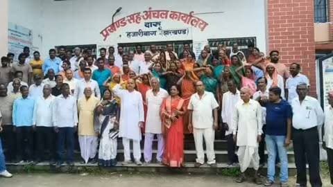 दारु अंचल क्षेत्र के जिनगा से बड़ी संख्या मे पहुंचे ग्रामीणों ने सरकारी गैर मजारुवा जमीन पर अवैध कब्जे के खिलाफ भरी हुंकार, अंचल कार्यालय मे अल्टीमेंटम देकर कब्ज़ा मुक्त कराने कि मांग किया कब्ज़ा नही हटाने पर होगा आंदोलन।