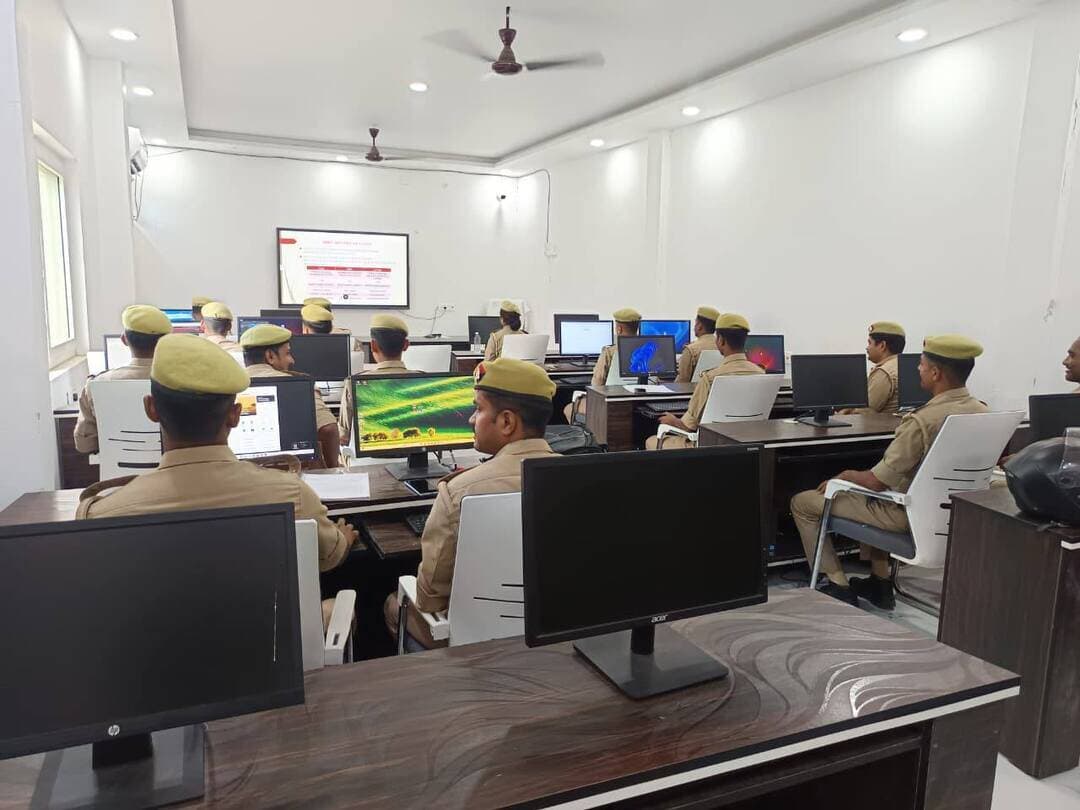 सीसीटीएनएस प्रशिक्षण से पुलिसिंग होगी और स्मार्ट
सात दिवसीय प्रशिक्षण कार्यक्रम का शुभारंभ, विवेचनाओं के त्वरित एवं गुणवत्तापूर्ण निस्तारण पर जोर
थानों से पहुंचे आरक्षियों को IIF Forms, GD, FIR, CD, CS, FR व Database Services की दी गई व्यावहारिक जानकारी
संत कबीरनगर, 08 सितंबर। पुलिस कार्यप्रणाली को तकनीकी रूप से और अधिक दक्ष बनाने तथा विवेचनाओं के त्वरित एवं गुणवत्तापूर्ण निस्तारण के उद्देश्य से जनपद में सात दिवसीय सीसीटीएनएस प्रशिक्षण कार्यक्रम का शुभारंभ मंगलवार को हुआ। पुलिस अधीक्षक संदीप कुमार मीना के निर्देशन में आयोजित यह प्रशिक्षण 08 से 14 सितंबर तक चलेगा।
प्रशिक्षण कार्यक्रम के प्रथम दिवस पुलिसकर्मियों को सीसीटीएनएस में उपलब्ध विभिन्न IIF Forms, GD, FIR, CD, CS, FR एवं Database Services से संबंधित आवश्यक प्रविष्टियों और फीडिंग की प्रक्रिया की जानकारी दी गई। प्रशिक्षण के दौरान पुलिसकर्मियों को अभिलेखों एवं विवेचना से संबंधित सूचनाओं की सटीक, समयबद्ध और गुणवत्तापूर्ण फीडिंग के बारे में विस्तार से समझाया गया।
तकनीकी दक्षता बढ़ाने पर जोर
प्रशिक्षण में डीसी अहमद रजा ने पुलिसकर्मियों को सीसीटीएनएस पोर्टल के विभिन्न मॉड्यूल एवं सेवाओं के संचालन की जानकारी देते हुए आवश्यक दिशा-निर्देश दिए। उन्होंने बताया कि डिजिटल माध्यम से पुलिस कार्यों को अधिक व्यवस्थित, प्रभावी और पारदर्शी बनाने में सीसीटीएनएस की महत्वपूर्ण भूमिका है।
कार्यक्रम में जनपद के समस्त थानों से दो-दो आरक्षी शामिल हुए। उन्हें सीसीटीएनएस के विभिन्न मॉड्यूल और सेवाओं के संचालन की व्यावहारिक जानकारी प्रदान की जा रही है, ताकि थानों पर पुलिस अभिलेखों और विवेचना संबंधी कार्यों को निर्धारित प्रक्रिया के अनुसार तेजी से पूरा किया जा सके।
डिजिटल पुलिसिंग को मिलेगा बढ़ावा
पुलिस अधीक्षक संदीप कुमार मीना ने सीसीटीएनएस के प्रभावी उपयोग के माध्यम से विवेचनाओं के त्वरित निस्तारण, अभिलेखों के डिजिटलीकरण तथा पुलिसिंग व्यवस्था को अधिक पारदर्शी और सुदृढ़ बनाने पर विशेष जोर दिया है। सात दिवसीय प्रशिक्षण के माध्यम से पुलिसकर्मियों की तकनीकी दक्षता बढ़ाने के साथ-साथ सीसीटीएनएस के बेहतर उपयोग को सुनिश्चित करने का प्रयास किया जा रहा है।