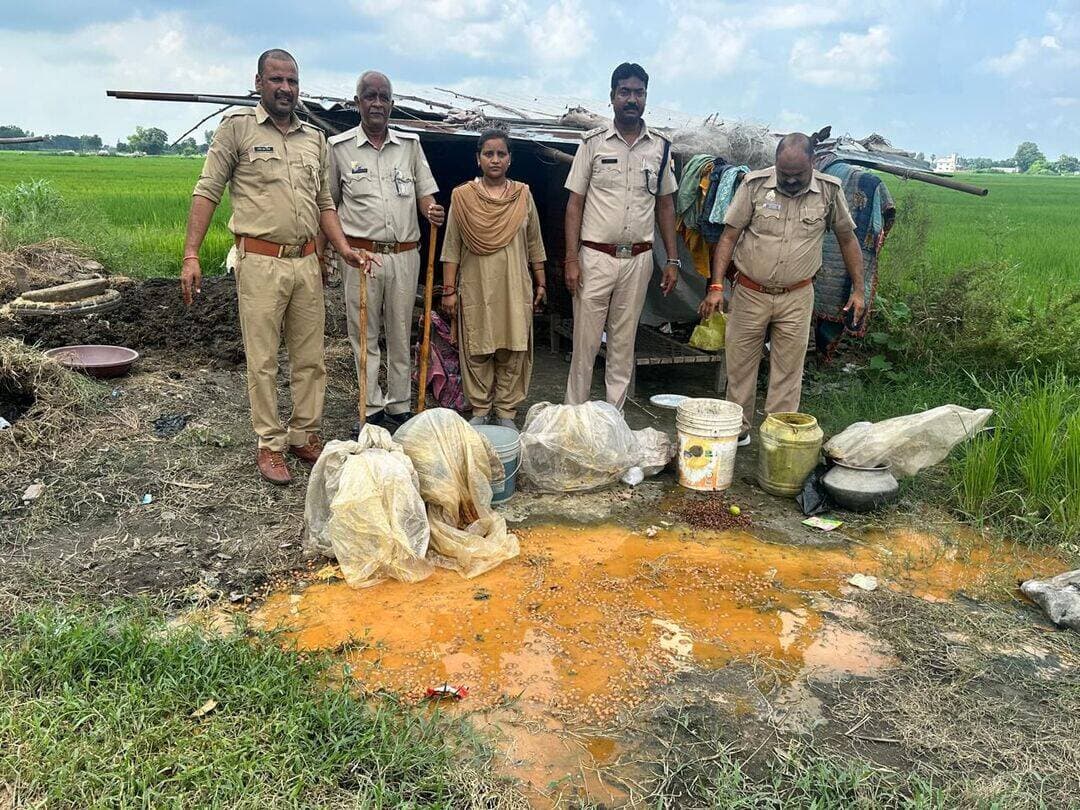 कच्ची शराब के अड्डों पर आबकारी का शिकंजा
245 किलो महुआ लहन नष्ट, 5 लीटर कच्ची शराब बरामद
दुधारा क्षेत्र में आबकारी टीम की ताबड़तोड़ दबिश से मचा हड़कंप
संत कबीर नगर, 08 सितंबर। अवैध कच्ची शराब के निर्माण और कारोबार के खिलाफ आबकारी विभाग ने मंगलवार को बड़ी कार्रवाई की। आबकारी आयुक्त, उत्तर प्रदेश, प्रयागराज एवं जिलाधिकारी के निर्देश पर चलाए जा रहे विशेष प्रवर्तन अभियान के तहत आबकारी निरीक्षक क्षेत्र-1 खलीलाबाद विजय आनंद के नेतृत्व में टीम ने थाना दुधारा क्षेत्र के ग्राम अशरफपुर समेत आसपास के इलाकों में सघन दबिश दी।दबिश के दौरान टीम ने अवैध शराब तैयार करने के लिए रखा गया करीब 245 किलोग्राम महुआ लहन मौके पर ही नष्ट कराया। वहीं मौके से 5 लीटर कच्ची शराब बरामद की गई। मामले में आबकारी अधिनियम के तहत अभियोग पंजीकृत कर नियमानुसार विधिक कार्रवाई की जा रही है।
आबकारी विभाग की अचानक हुई कार्रवाई से अवैध शराब के कारोबार से जुड़े लोगों में हड़कंप की स्थिति रही। विभाग ने साफ किया है कि अवैध शराब के निर्माण, भंडारण और बिक्री के खिलाफ विशेष प्रवर्तन अभियान लगातार जारी रहेगा <nis:link nis:type=tag nis:id=santkabirnagar nis:value=santkabirnagar nis:enabled=true nis:link/>