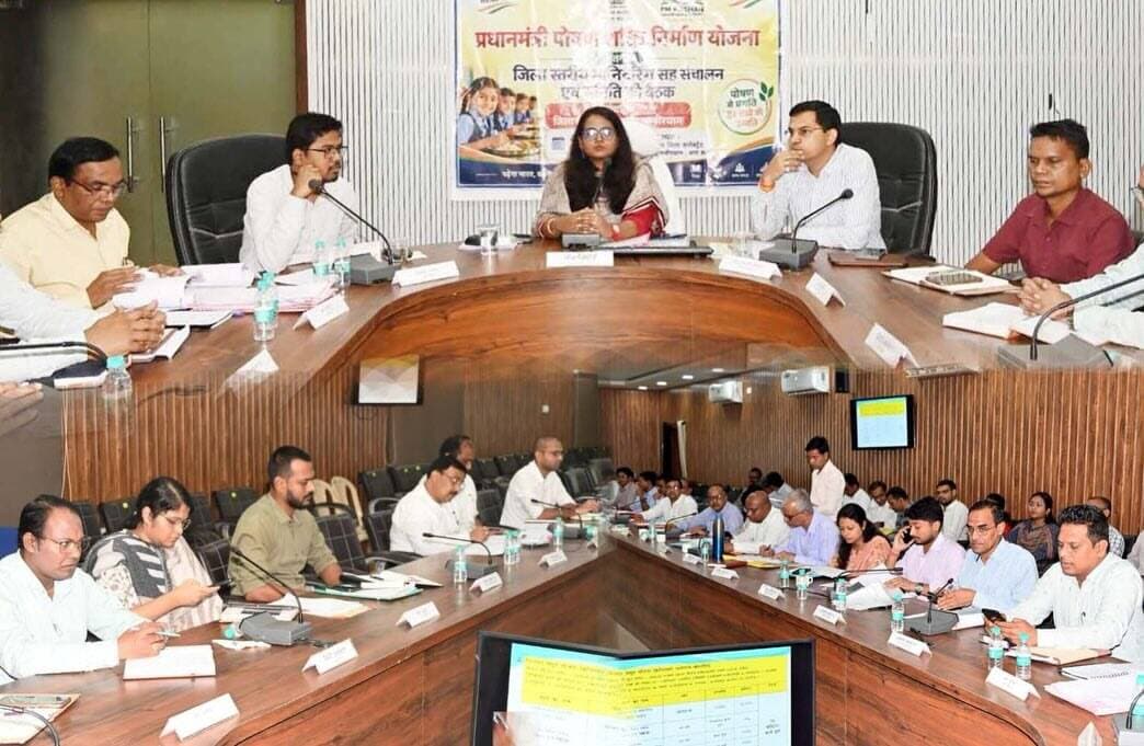 कलेक्टर श्रीमती तुलिका प्रजापति ने 17 सितंबर से 17 अक्टूबर तक आयोजित ‘सेवा संकल्प अभियान’ के सफल क्रियान्वयन एवं आम नागरिकों को योजनाओं का लाभ समयबद्ध रूप से दिलाने के निर्देश दिए।
समय-सीमा बैठक में ई-ऑफिस, बायोमैट्रिक उपस्थिति, स्कूलों में पेयजल एवं बच्चों की सुरक्षा सहित विभागीय कार्यों की समीक्षा कर आवश्यक दिशा-निर्देश दिए।