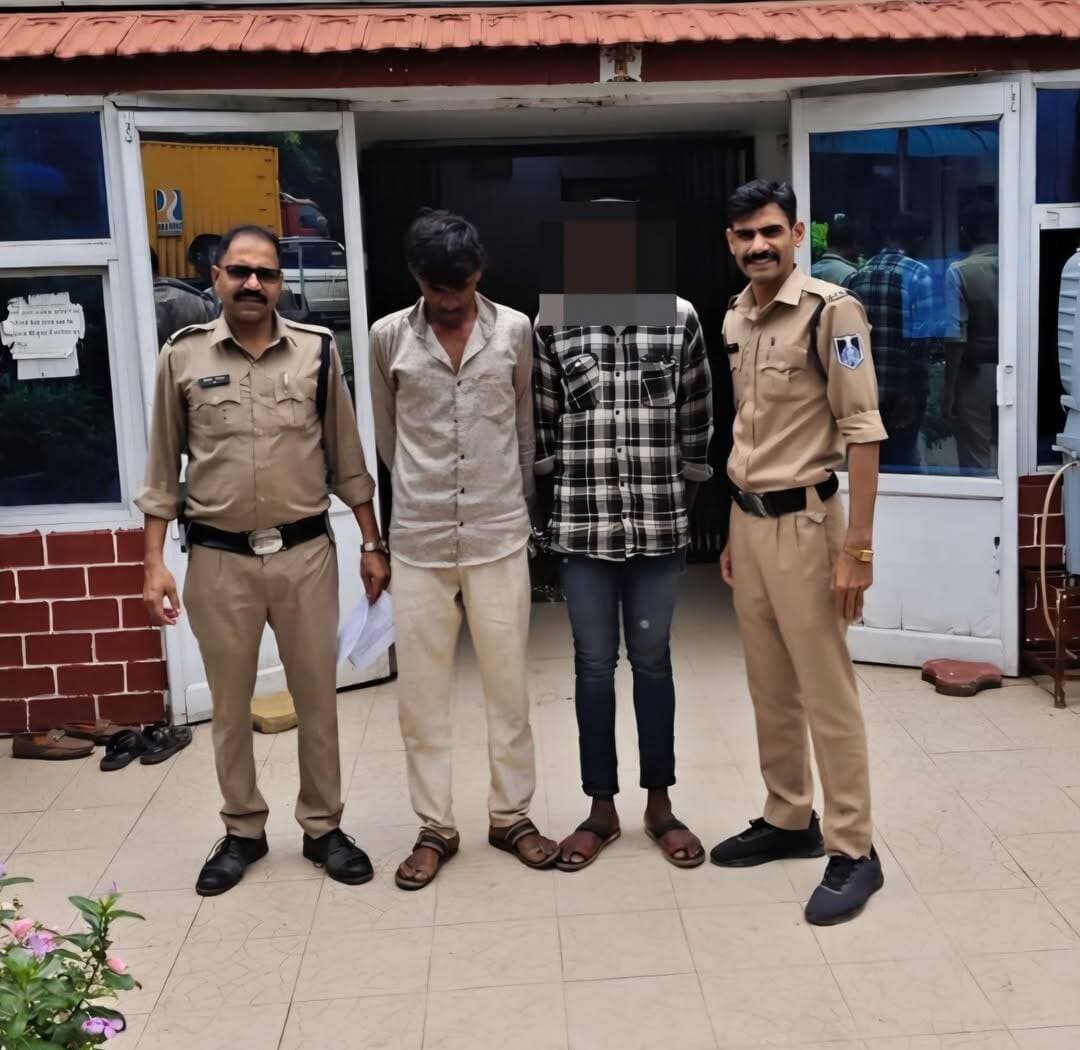 छह घंटे में अपहरण का खुलासा, सनावद से युवक को सकुशल छुड़ाया
देवास पुलिस की त्वरित कार्रवाई, अपहरण में शामिल दो आरोपी गिरफ्तार; आपसी रंजिश में घर से जबरन ले जाने का आरोप
देवास। औद्योगिक क्षेत्र थाना पुलिस ने अपहरण की एक गंभीर वारदात में त्वरित कार्रवाई करते हुए महज छह घंटे के भीतर अपहृत युवक अरविंद चौहान को खरगोन जिले के सनावद क्षेत्र से सकुशल बरामद कर लिया। पुलिस ने मामले में दो आरोपियों को गिरफ्तार कर न्यायालय में पेश किया, जहां से उन्हें जेल भेज दिया गया।
पुलिस के अनुसार, दुर्गानगर निवासी महिला ने थाना औद्योगिक क्षेत्र में रिपोर्ट दर्ज कराई थी कि 6 सितंबर की दोपहर करीब 3 बजे सफेद रंग की बोलेरो कार से सुनील सहित तीन-चार महिला-पुरुष उसके घर पहुंचे। आरोप है कि आपसी रंजिश के चलते अरविंद चौहान को जबरदस्ती बोलेरो में बैठाकर अपने साथ ले गए।
मामले की गंभीरता को देखते हुए पुलिस ने अपराध क्रमांक 809/2026, धारा 140(3) बीएनएस के तहत प्रकरण दर्ज कर तत्काल जांच शुरू की। पुलिस टीम ने बोलेरो क्रमांक MP46BA4762 की जानकारी जुटाई और संभावित ठिकानों पर तलाश व घेराबंदी शुरू की।
लगातार की गई कार्रवाई के बाद पुलिस टीम को सफलता मिली और सनावद क्षेत्र से अरविंद चौहान को आरोपियों के कब्जे से सकुशल मुक्त करा लिया गया। पुलिस ने मौके से दद्दु पिता ध्यान सिंह उर्फ ज्ञान सिंह (32), निवासी ग्राम सांगकी, जिला खरगोन और सुनील पिता मंशाराम भुरिया (37), निवासी ग्राम सिलोटिया, जिला खरगोन को गिरफ्तार किया।
दोनों आरोपियों को न्यायालय में पेश किया गया, जहां से उन्हें जेल भेज दिया गया है। पुलिस मामले में आगे की वैधानिक कार्रवाई कर रही है।
यह कार्रवाई पुलिस अधीक्षक पुनीत गेहलोद के निर्देश पर अतिरिक्त पुलिस अधीक्षक (शहर) गजेन्द्र सिंह वर्धमान के मार्गदर्शन, नगर पुलिस अधीक्षक सुमित अग्रवाल के निर्देशन तथा थाना प्रभारी औद्योगिक क्षेत्र निरीक्षक अमित सोलंकी के नेतृत्व में गठित टीम ने की। कार्रवाई में उप निरीक्षक गोविंद बड़ोलिया, प्रधान आरक्षक शैलेन्द्र राणा, आरक्षक अजय जाट, लक्ष्मीकांत शर्मा और अर्पित जायसवाल की महत्वपूर्ण भूमिका रही।