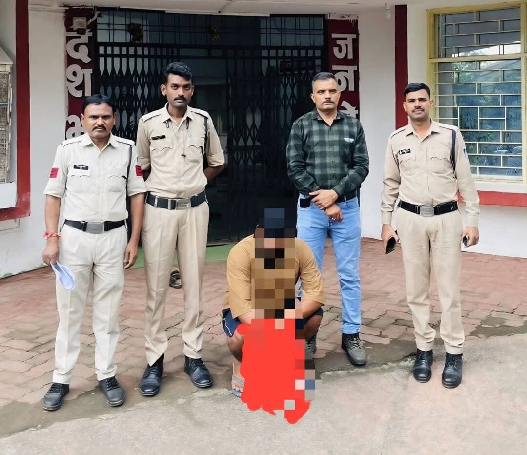 स्विफ्ट की डिक्की में छिपाकर ले जा रहा था देशी रिवाल्वर, 6 राउंड के साथ आरोपी गिरफ्तार
कांटाफोड़ पुलिस की कार्रवाई, हथियार और कार समेत 3.06 लाख रुपए का मशरूका जब्त
कांटाफोड़। अवैध हथियारों की तस्करी के खिलाफ कांटाफोड़ पुलिस ने कार्रवाई करते हुए एक युवक को देशी रिवाल्वर और छह जिंदा राउंड के साथ गिरफ्तार किया है। आरोपी हथियारों को स्विफ्ट कार की डिक्की में छिपाकर ले जा रहा था। पुलिस ने घटना में इस्तेमाल कार समेत करीब 3.06 लाख रुपए का मशरूका जब्त किया है।
पुलिस के अनुसार, 6 सितंबर 2026 को मुखबिर से सूचना मिली थी कि एक व्यक्ति स्विफ्ट कार क्रमांक MP09CC0724 से अवैध हथियार लेकर जा रहा है। सूचना मिलते ही पुलिस टीम ने कांटाफोड़-बिजवाड़ रोड पर ग्राम बिजवाड़ में गजानंद उपाध्याय के खेत के सामने घेराबंदी कर संदिग्ध कार को रोक लिया।
तलाशी के दौरान कार की डिक्की से हाथ से बना देशी रिवाल्वर और छह जिंदा राउंड बरामद हुए। पुलिस ने कार चालक मंगल पिता राजकुमार सिंह पटवा (34), निवासी ग्राम नेमावर को गिरफ्तार कर लिया।
आरोपी के खिलाफ थाना कांटाफोड़ में अपराध क्रमांक 328/2026 के तहत धारा 25, 27 आर्म्स एक्ट में मामला दर्ज किया गया है। आरोपी को न्यायालय में पेश करने के बाद उपजेल कन्नौद भेज दिया गया। पुलिस अब यह पता लगाने में जुटी है कि आरोपी के पास हथियार कहां से आया था और इसे किस उद्देश्य से ले जाया जा रहा था।
पुलिस टीम की भूमिका
कार्रवाई थाना प्रभारी निरीक्षक कैलाश चंद्र चौहान के नेतृत्व में की गई। इसमें उप निरीक्षक विनय सिंह बघेल सहित प्रधान आरक्षक शिवकुमार, रामवीर, अशोक शर्मा, यतीश तिवारी, आरक्षक अवधेश, रोहित, जयदेव एवं सैनिक अर्जुन की सराहनीय भूमिका रही।