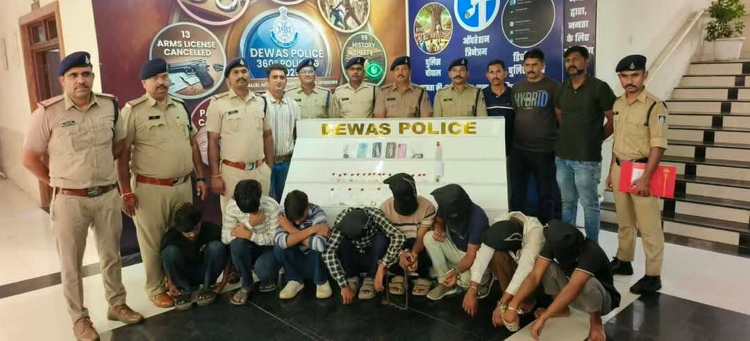 रेंट की कार से रैकी, फिर नकबजनी; अगली वारदात से पहले गिरोह गिरफ्तार
- बजरंग नगर नकबजनी का 5 दिन में खुलासा, 3 नाबालिग समेत 6 आरोपी पकड़े; 11 लाख का मश्रुका बरामद
देवास। पहले रेंट की कार लेकर शहर में घूमना, सूने मकानों की तलाश करना और मौका मिलते ही ताला तोड़कर चोरी कर लेना। वारदात के बाद कार बदल देना, ताकि पुलिस को कोई सुराग न मिले। देवास के बजरंग नगर में हुई नकबजनी के खुलासे में पुलिस के सामने अपराध का यही तरीका सामने आया है। ऑपरेशन त्रिनेत्रम के तहत CCTV फुटेज और मुखबिर तंत्र की मदद से औद्योगिक क्षेत्र पुलिस ने महज पांच दिन में वारदात का पर्दाफाश करते हुए तीन वयस्कों और तीन नाबालिगों सहित छह आरोपियों को गिरफ्तार किया है।
आरोपियों के कब्जे से चोरी किए गए सोने-चांदी के आभूषण और वारदात में इस्तेमाल की गई दो कारें बरामद हुई हैं। कुल जब्ती की कीमत करीब 11 लाख रुपये बताई गई है। पुलिस के अनुसार आरोपी दूसरी नकबजनी की तैयारी में थे, लेकिन उससे पहले ही पुलिस ने उन्हें पकड़ लिया।
घर सूना था, आरोपी ताला तोड़कर घुस गए
29 अगस्त को बजरंग नगर निवासी देवेन्द्र मालवीय अपनी पत्नी को लेने इंदौर गए थे। उनका छोटा भाई भी पत्नी के साथ बाहर गया हुआ था। घर में किसी के नहीं होने का फायदा उठाकर आरोपियों ने ताला तोड़ा और अंदर दाखिल हो गए।
31 अगस्त को परिवार वापस लौटा तो घर का ताला टूटा मिला। अंदर सामान बिखरा था और अलमारियां भी तोड़ी गई थीं। सोने-चांदी के आभूषण और नगदी गायब थी। शिकायत के बाद औद्योगिक क्षेत्र थाने में अपराध दर्ज कर पुलिस ने जांच शुरू की।
CCTV ने जोड़ा आरोपियों तक पहुंचने का रास्ता
मामले की जांच में पुलिस ने घटनास्थल के साथ आसपास लगे CCTV कैमरों के फुटेज खंगाले। ऑपरेशन त्रिनेत्रम के तहत शहर में लगे कैमरों से मिले सुराग और मुखबिर की सूचना को जोड़ते हुए पुलिस आरोपियों तक पहुंची।
पुलिस टीम ने इंदौर-उज्जैन बायपास स्थित ग्राम हवनखेड़ी के यात्री प्रतीक्षालय के पास से शिवम उर्फ चावल, हर्ष उर्फ हर्ष शुटर और आदित्य उर्फ लाड़ला को पकड़ा। इनके साथ तीन नाबालिगों को भी पुलिस अभिरक्षा में लिया गया। पूछताछ में आरोपियों ने बजरंग नगर की नकबजनी करना स्वीकार किया।
कार बदलकर पुलिस को चकमा देने की कोशिश
पूछताछ में सामने आया कि आरोपी वारदात से पहले रेंट की कार लेकर इलाके में रैकी करते थे। जिस मकान में ताला लगा मिलता, उसे निशाना बनाते। चोरी के बाद किराये की कार वापस कर दूसरी कार ले लेते थे।
यानी हर वारदात में वाहन बदलने की रणनीति के पीछे पुलिस की नजर से बचने की कोशिश थी। लेकिन CCTV कैमरों की निगरानी और पुलिस की तकनीकी जांच ने उनकी यह चाल नाकाम कर दी।
पुलिस के मुताबिक आरोपी एक और वारदात की तैयारी में थे। इससे पहले ही उन्हें गिरफ्तार कर लिया गया।
आभूषण से लेकर दो कार तक जब्त
पुलिस ने आरोपियों से करीब 2 लाख रुपये कीमत के सोने-चांदी के आभूषण बरामद किए हैं। इनमें मंगलसूत्र, नथ, टीके, अंगूठी, पायजेब, कमर के छल्ले, बच्चों के कड़े, बिछुड़ी और चांदी की चेन शामिल हैं।
इसके अलावा वारदात में प्रयुक्त टियागो कार MP09WC3153 और डिजायर कार MP09CW1158 भी जब्त की गई हैं। दोनों वाहनों की कीमत क्रमशः करीब 3 लाख और 6 लाख रुपये बताई गई है। कुल मश्रुका करीब 11 लाख रुपये है।
गिरफ्तार आरोपी
शिवम उर्फ चावल (19), निवासी राधानगर देवास
हर्ष उर्फ हर्ष शुटर (20), निवासी प्रेमनगर पार्ट-02 देवास
आदित्य उर्फ लाड़ला (20), निवासी सम्यक विहार कॉलोनी देवास
तीन नाबालिग अपचारी बालक
इस कार्रवाई में थाना प्रभारी औद्योगिक क्षेत्र निरीक्षक अमित सोलंकी, फिंगर प्रिंट शाखा प्रभारी निरीक्षक बिना दुबे, पुलिस एवं साइबर सेल की टीम की महत्वपूर्ण भूमिका रही।
इस कार्रवाई का सबसे अहम पहलू यही रहा कि जिस गिरोह को लगा था कि रेंट की कार बदलकर वह पुलिस को चकमा दे देगा, उसकी राह CCTV कैमरों ने पकड़ ली और अगली वारदात से पहले ही पुलिस ने पूरी कहानी खत्म कर दी।
@highlight