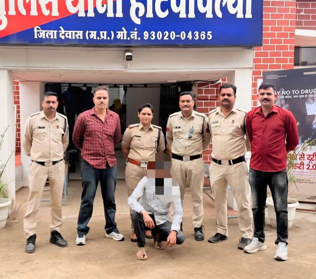 हाटपीपल्या में टीन चद्दर चोरी का खुलासा, आरोपी गिरफ्तार
पुलिस ने करीब 2 लाख रुपये कीमत की 50 टीन चद्दरें की बरामद
हाटपीपल्या। थाना हाटपीपल्या पुलिस ने टीन की चद्दरें चोरी करने के मामले का खुलासा करते हुए एक आरोपी को गिरफ्तार किया है। पुलिस ने आरोपी की निशानदेही पर चोरी की गई करीब 50 टीन शेड चद्दरें, जिनकी अनुमानित कीमत 2 लाख रुपये बताई गई है, बरामद की हैं।
पुलिस के अनुसार, हाटपीपल्या निवासी अनोखीलाल पिता छगनलाल राजोरिया (45) ने टीन की चद्दरें चोरी होने की शिकायत थाने में दर्ज कराई थी। शिकायत पर पुलिस ने प्रकरण दर्ज कर जांच शुरू की। घटना की गंभीरता को देखते हुए वरिष्ठ अधिकारियों के निर्देशन में एक विशेष पुलिस टीम गठित की गई।
जांच के दौरान पुलिस टीम को मुखबिर से आरोपी के संबंध में महत्वपूर्ण सूचना मिली। सूचना के आधार पर पुलिस ने गोपाल पिता प्रहलाद सिंह राठौड़, निवासी घुड़िया को गिरफ्तार किया। प्रारंभिक पूछताछ में आरोपी ने टीन की चद्दरें चोरी करने की बात स्वीकार की।
इसके बाद पुलिस ने आरोपी की निशानदेही पर चोरी की गई करीब 50 टीन की चद्दरें बरामद कर जब्त कर लीं। बरामद मशरुका की कीमत लगभग 2 लाख रुपये आंकी गई है। पुलिस द्वारा मामले में आगे की वैधानिक कार्रवाई की जा रही है।
वरिष्ठ अधिकारियों के निर्देशन में कार्रवाई
यह कार्रवाई पुलिस अधीक्षक देवास पुनीत गेहलोत के निर्देश पर, अतिरिक्त पुलिस अधीक्षक (यातायात) एच.एन. बाथम के मार्गदर्शन तथा अनुविभागीय अधिकारी (पुलिस) बागली संजय सिंह बेस के निर्देशन में की गई। कार्रवाई का नेतृत्व थाना प्रभारी हाटपीपल्या निरीक्षक दीपक यादव ने किया।
इनकी रही सराहनीय भूमिका
कार्रवाई में थाना प्रभारी निरीक्षक दीपक यादव, उप निरीक्षक कविता माले, प्रधान आरक्षक राहुल संतौर, प्रधान आरक्षक अनिल मनी, आरक्षक अमित नाहर, सैनिक जालम सिंह राजपूत एवं सैनिक अर्जुन सिंह राजपूत की महत्वपूर्ण भूमिका रही।