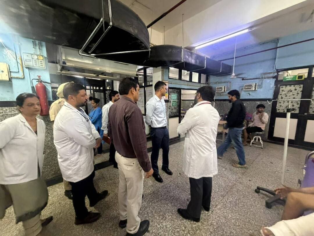 सिविल अस्पताल सेक्टर-6 पंचकूला का अतिरिक्त उपायुक्त ने किया निरीक्षण
पंचकूला 8 सितंबर : अतिरिक्त उपायुक्त पंचकूला श्री विवेक आर्य ने आज सिविल अस्पताल सेक्टर-6, पंचकूला का निरीक्षण किया। इस अवसर पर पीएमओ सहित स्वास्थ्य विभाग के अन्य वरिष्ठ अधिकारी भी उपस्थित रहे।
अतिरिक्त उपायुक्त ने अस्पताल में मरीजों को उपलब्ध करवाई जा रही स्वास्थ्य सेवाओं, साफ-सफाई तथा अन्य व्यवस्थाओं का जायजा लिया। निरीक्षण के दौरान सामने आई कमियों को गंभीरता से लेते हुए उन्होंने संबंधित अधिकारियों को मौके पर ही आवश्यक दिशा-निर्देश जारी किए। साथ ही, सभी कमियों को निर्धारित समय-सीमा में दूर करने के लिए डेडलाइन भी तय की गई।
अतिरिक्त उपायुक्त ने अधिकारियों को निर्देश दिए कि अस्पताल में मरीजों को बेहतर एवं गुणवत्तापूर्ण स्वास्थ्य सेवाएं उपलब्ध करवाने के साथ-साथ स्वच्छ एवं सुरक्षित वातावरण सुनिश्चित किया जाए। उन्होंने कहा कि अस्पताल की व्यवस्थाओं में किसी प्रकार की लापरवाही स्वीकार नहीं की जाएगी और मरीजों की सुविधा को सर्वोच्च प्राथमिकता दी जाए।