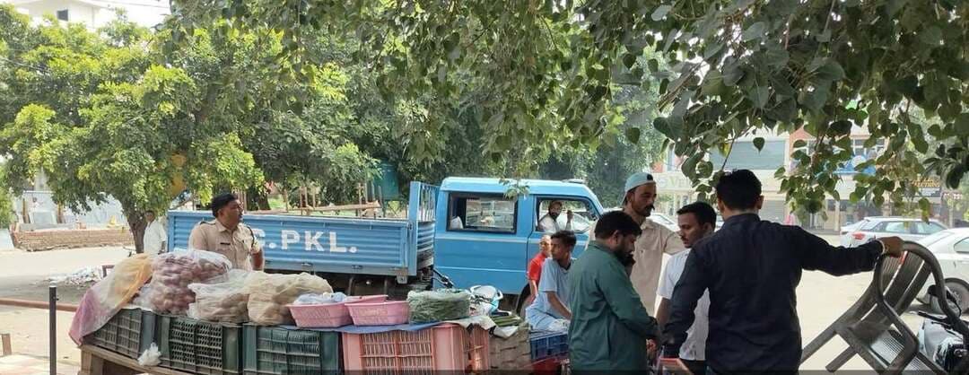 अतिक्रमण के विरुद्ध नगर निगम की कार्रवाई लगातार जारी, बाजारों एवं प्रमुख मार्गों पर विशेष अभियान
पंचकूला, 8 सितंबर : नगर निगम पंचकूला द्वारा शहर में अतिक्रमण, अवैध रूप से लगाए गए रेहड़ी-फड़ी एवं अस्थायी दुकानों तथा सार्वजनिक स्थानों पर किए गए कब्जों के विरुद्ध लगातार अभियान चलाया जा रहा है। नगर निगम की प्रवर्तन टीमों को नियमित रूप से फील्ड में तैनात कर बाजारों, मार्केट कॉरिडोर, मुख्य सड़कों एवं पार्किंग क्षेत्रों की निगरानी की जा रही है।
नगर निगम द्वारा स्पष्ट किया गया है कि सार्वजनिक सड़कों, फुटपाथों, पार्किंग स्थलों एवं अन्य सार्वजनिक स्थानों पर किसी भी प्रकार का अतिक्रमण स्वीकार नहीं किया जाएगा। अतिक्रमण पाए जाने पर नियमानुसार कार्रवाई की जा रही है तथा संबंधित सामान को हटाया जा रहा है।
नगर निगम के अधिकारियों के अनुसार, हाल के दिनों में विभिन्न क्षेत्रों में अतिक्रमण हटाने की कार्रवाई की गई है। साथ ही टीमों को निर्देश दिए गए हैं कि कार्रवाई के बाद भी संबंधित स्थानों पर नियमित निगरानी रखी जाए, ताकि दोबारा अतिक्रमण न हो।
पार्किंग व्यवस्था को सुचारु बनाए रखने के लिए भी संबंधित टीमों द्वारा विशेष निगरानी की जा रही है। दुकानदारों एवं रेहड़ी-फड़ी संचालकों से अपील की गई है कि वे निर्धारित स्थान एवं नियमों के अनुसार ही अपना व्यवसाय करें और सार्वजनिक मार्गों एवं पार्किंग स्थलों को अवरुद्ध न करें।
नगर निगम पंचकूला नागरिकों से सहयोग की अपील करता है। शहर को अतिक्रमणमुक्त, स्वच्छ एवं व्यवस्थित बनाए रखने के लिए प्रवर्तन अभियान आगे भी निरंतर जारी रहेगा। नियमों का उल्लंघन पाए जाने पर संबंधित के विरुद्ध नियमानुसार कार्रवाई की जाएगी।