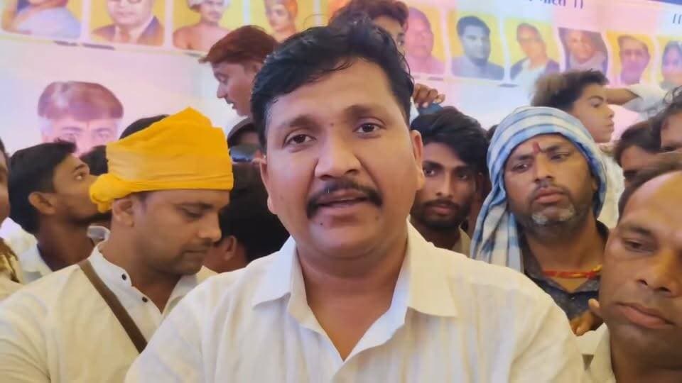 पिछोर- विधानसभा की विभिन्न समस्याओं को लेकर बस स्टैंड पर सामाजिक न्याय एकता मंच के तत्वाधान में जन आक्रोश आमसभा का आयोजन किया गया क्या कुछ कहा जिला पंचायत उपाध्यक्ष अमित पड़ेरिया एवं अरविंद लोधी पूर्व कांग्रेस प्रत्याशी पिछोर मनीराम लोधी जिला पंचायत सदस्य ने सुनिये।👇👇