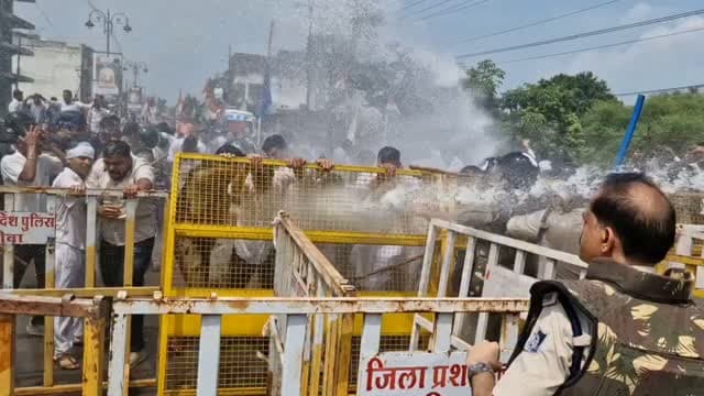रीवा में पुलिस और कांग्रेस कार्यकर्ताओं में धक्का-मुक्की:डिप्टी सीएम के घर का घेराव करने पहुंचे थे; वाटर कैनन और आंसू गैस के गोले छोड़कर रोका