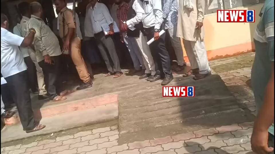 UP Police Sureshwar Singh Bahraich:- फिरसे विवाद के घेरे में आए एसडीएम महसी राजेश अगरवाल,,शहर के चर्चित रिज़ॉर्ट (लेजर रिज़ॉर्ट) के जमीन का कुछ हिस्सा सरकारी होने का दावा लेकर गए अधिवक्ता को तहसील में दौड़ाया,, अपनी कुर्सी से उठकर निकले चैंबर के बाहर,, अधिवक्ता भारत मिश्रा को दिया लाइसेंस निरस्त करने की धमकी,,पहले भी एसडीएम महोदय का वीडियो सोशल मीडिया पर हो चुका है वायरल,,