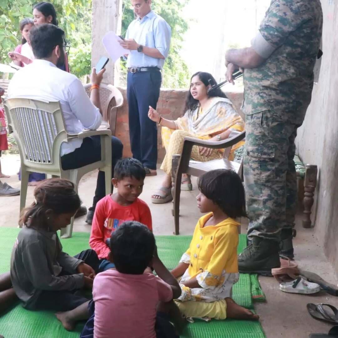 बोंदारी में पहुंचा जिला प्रशासन, ग्रामीणों की समस्याओं का मौके पर हुआ मौके पर ही समाधान
जाति प्रमाण पत्र, संबल कार्ड, आधार, राशन कार्ड, वन अधिकार पट्टा सहित विभिन्न सेवाओं के लिए लगा विशेष शिविर
बालाघाट, 08 सितंबर 2026। कलेक्टर श्री कुमार सत्यम के मार्गदर्शन में बीमारी से प्रभावित बिरसा विकासखंड के बैगा जनजाति बहुल ग्राम बोंदारी में आज जिला प्रशासन की टीम पहुंची और ग्रामीणों की समस्याओं एवं आवश्यकताओं को समझते हुए विशेष शिविर आयोजित कर विभिन्न शासकीय सेवाओं का लाभ मौके पर ही उपलब्ध कराया। जिला प्रशासन की इस पहल से ग्रामीणों को अपने कार्यों के लिए दूर स्थित कार्यालयों के चक्कर लगाने से राहत मिली।
शिविर में ग्रामीणों की सुविधा के लिए विभागवार अलग-अलग काउंटर बनाए गए थे, जहां ग्रामीणों से आवेदन प्राप्त कर अधिकांश प्रकरणों का मौके पर ही निराकरण किया गया। शिविर में संबल कार्ड के लिए 27 पंजीयन किए गए। पूर्व में तैयार 237 जाति प्रमाण पत्र ग्रामीणों को वितरित किए गए, जबकि जाति प्रमाण पत्र बनाने के लिए 79 नए आवेदन प्राप्त हुए। इन प्रमाण पत्रों को निर्धारित प्रक्रिया के अनुसार 5 दिवस में तैयार कर वितरित किया जाएगा।
इसी प्रकार जन्म प्रमाण पत्र के 25 आवेदन प्राप्त हुए हैं। इन प्रकरणों में तहसील कार्यालय से आवश्यक आदेश की कार्यवाही कर 4 दिवस में ग्राम पंचायत के माध्यम से प्रमाण पत्र वितरित किए जाएंगे। समग्र आईडी में नाम जोड़ने के 24 आवेदन तथा एम-राशन मित्र पोर्टल पर नाम जोड़ने के 5 आवेदन प्राप्त हुए, जिनका मौके पर ही निराकरण किया गया। आहार अनुदान के 2 आवेदन प्राप्त हुए हैं, जिनकी प्रक्रिया जारी है। शिविर में परिवार विभाजन के 12, 20 आधार अपडेशन एवं 22 नवीन आधार कार्ड के प्रकरण भी प्राप्त हुए।
वन अधिकार पट्टे के 32 प्रकरणों पर हुई कार्रवाई
शिविर में वन अधिकार पट्टे से संबंधित 32 आवेदनों को मान्य किए जाने के लिए विचार किया गया। इन प्रकरणों का निराकरण आगामी 5 दिवस में करने के बाद पात्र हितग्राहियों को वन अधिकार पट्टे वितरित किए जाएंगे। इसके अलावा 12 किसानों को किसान क्रेडिट कार्ड प्रदान किए गए। आधार संबंधी सेवाओं के तहत 13 व्यक्तियों के आधार का अपडेशन किया गया तथा 24 नए आधार कार्ड बनाए गए। बैंक खाता खोलने के लिए प्राप्त एक आवेदन पर बैंक अधिकारी द्वारा मौके पर ही खाता खोलने की प्रक्रिया प्रारंभ की गई। वहीं परिवार विभाजन से संबंधित 12 आवेदन भी प्राप्त किए गए।