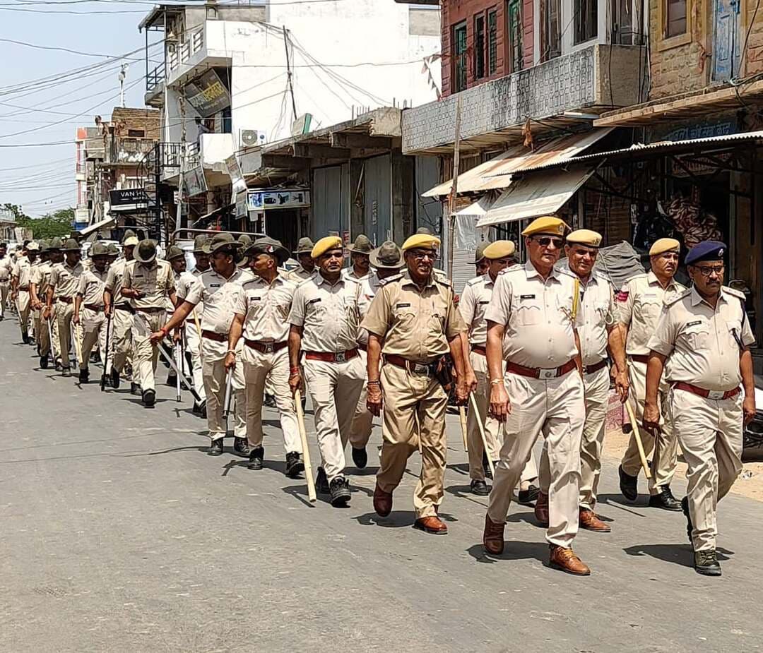 #बालोतरा: नगर निकाय आम चुनाव-2026 के मध्यनजर बालोतरा पुलिस द्वारा फ्लैग मार्च।
पुलिस अधिकारियों एवं जवानों को दिए आवश्यक दिशा-निर्देश।
स्वतंत्र, निष्पक्ष, शांतिपूर्ण एवं भयमुक्त मतदान हेतु पुलिस पूरी तरह मुस्तैद।
पुलिस अधीक्षक जिला बालोतरा श्री राजेश कुमार काॅवत आईपीएस ने बताया कि जिले में नगर निकाय आम चुनाव-2026 के दौरान कानून-व्यवस्था बनाए रखने, आमजन में सुरक्षा एवं विश्वास का वातावरण स्थापित करने तथा स्वतंत्र, निष्पक्ष एवं शांतिपूर्ण मतदान सुनिश्चित करने के उद्देश्य से जिला मुख्यालय सहित विभिन्न नगर निकाय क्षेत्रों में पुलिस द्वारा फ्लैग मार्च किया गया।
इसी क्रम में पुलिस अधीक्षक कार्यालय में पुलिस अधीक्षक ने पुलिस अधिकारियों एवं जवानों की ब्रीफिंग की गई तथा चुनाव ड्यूटी के संबंध में आवश्यक दिशा-निर्देश दिए। उन्होंने कहा कि चुनाव के दौरान प्रत्येक पुलिस अधिकारी एवं कर्मचारी पूर्ण सतर्कता, निष्पक्षता एवं अनुशासन के साथ अपने कर्तव्यों का निर्वहन करें। किसी भी प्रकार की अवांछनीय गतिविधि, कानून-व्यवस्था भंग करने के प्रयास अथवा आदर्श आचार संहिता के उल्लंघन पर तत्काल प्रभावी एवं वैधानिक कार्यवाही सुनिश्चित करें।
उन्होंने निर्देशित किया कि संवेदनशील मतदान केन्द्रों, भीड़-भाड़ वाले क्षेत्रों तथा प्रमुख सार्वजनिक स्थानों पर विशेष निगरानी रखी जाए। असामाजिक एवं उपद्रवी तत्वों पर सतत निगरानी रखते हुए किसी भी प्रकार की अफवाह, भ्रामक सूचना अथवा सोशल मीडिया पर फैलाए जाने वाले भड़काऊ संदेशों पर त्वरित कार्यवाही की जाए। पुलिस बल को आमजन के साथ सौहार्दपूर्ण व्यवहार रखते हुए प्रत्येक नागरिक में सुरक्षा की भावना विकसित करने के भी निर्देश दिए गए।
@policerajasthan
#BalotraPolice #RajasthanElection #Election2026 #MunicipalElection