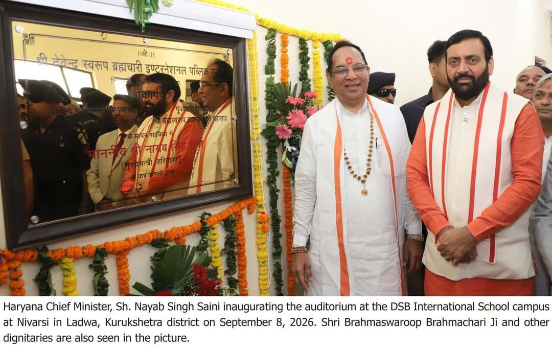 शिक्षा वह शक्ति है, जो मनुष्य के भीतर आत्मविश्वास कर उसके चरित्र का निर्माण करती हैं- मुख्यमंत्री नायब सिंह सैनी
हमारे बच्चे अपनी जड़ों से जुड़कर आधुनिक विज्ञान और तकनीक में दुनिया का नेतृत्व कर देवेन्द्र स्वरूप ब्रह्मचारी के सपने को कर रहे साकार : नायब सिंह सैनी
मुख्यमंत्री ने ब्रह्मलीन देवेंद्र स्वरूप ब्रह्मचारी की 22वीं पुण्यतिथि पर आयोजित श्रद्धांजलि समारोह में की शिरकत, ऑडिटोरियम हॉल का किया उद्घाटन
लाडवा, 8 सितंबर। हरियाणा के मुख्यमंत्री नायब सिंह सैनी ने कहा कि हमारे बच्चे अपनी जड़ों से जुड़कर आधुनिक विज्ञान और तकनीक में दुनिया का नेतृत्व करते हुए ब्रह्मलीन स्वामी देवेन्द्र स्वरूप ब्रह्मचारी जी के सपने को साकार कर रहे हैं। उनके हाथों में आधुनिक तकनीक, हृदय में करुणा, दृष्टि विश्वव्यापी होने के साथ- साथ कदम भारत की मिट्टी से जुड़े हैं। ऐसा करके अपनी संस्कृत और मातृभाषा को गौरव प्रदान किया है। आज सभी शिक्षण संस्थाओं में आधुनिकता और भारतीय संस्कारों का जो सुंदर संगम दिखाई देता है, वह इसी दूरदर्शी सोच का विस्तार है।
मुख्यमंत्री नायब सिंह सैनी मंगलवार को लाडवा के डीबीएस इंटरनेशनल पब्लिक स्कूल में ब्रह्मलीन देवेंद्र स्वरूप ब्रह्मचारी की 22वीं पुण्यतिथि पर आयोजित श्रद्धांजलि समारोह में बोल रहे थे। मुख्यमंत्री नायब सिंह सैनी ने देवेन्द्र स्वरूप ब्रह्मचारी की प्रतिमा पर पुष्प अर्पित कर श्रद्धांजलि अर्पित की। इस अवसर पर मुख्यमंत्री ने ऑडिटोरियम हॉल का उद्घाटन किया। मुख्यमंत्री नायब सिंह सैनी ने शॉल ओढाकर संत महात्माओं का स्वागत व सम्मान किया। कार्यक्रम में मुख्यमंत्री नायब सिंह सैनी ने महामण्डलेश्वर स्वामी हरि चेनानंद महाराज व प्रोफेसर रमेश कुमार पाण्डेय को अवार्ड से सम्मानित किया गया।
मुख्यमंत्री नायब सिंह सैनी ने कहा कि ब्रह्मलीन स्वामी देवेन्द्र स्वरूप ब्रह्मचारी के तप, त्याग, साधना और मानव- कल्याण के संकल्प को प्रणाम है। कुछ व्यक्तित्व ऐसे होते हैं, जिनका जीवन समय की सीमाओं में नहीं बंधता। वे शरीर से हमारे बीच न भी रहें तो भी उनके विचार समाज की चेतना में जीवित रहते हैं। उनकी वाणी मार्ग दिखाती है, उनके कार्य प्रेरणा देते हैं और उनके आदर्श आने वाली पीढ़ियों का चरित्र गढ़ते हैं। उन्होंने कहा कि ब्रह्मलीन स्वामी देवेन्द्र स्वरूप ब्रह्मचारी जी ऐसे ही दिव्य और विराट व्यक्तित्व थे। उनका जीवन अपने लिए नहीं, समाज के लिए था। उनका ज्ञान प्रदर्शन के लिए नहीं, जनकल्याण के लिए था और उनकी साधना संसार से विमुख होने के लिए नहीं, संसार के दुःख दूर करने के लिए थी।
मुख्यमंत्री नायब सिंह सैनी ने कहा कि ब्रह्मलीन स्वामी देवेन्द्र स्वरूप ब्रह्मचारी ने हमारे धर्म ग्रंथों का गहन अध्ययन किया। उनकी महानता यह थी कि उन्होंने उस ज्ञान को जीवन में उतारा। उन्होंने वेदों के ज्ञान को विद्यालयों तक, गीता के कर्मयोग को जनसेवा तक और भारतीय संस्कृति के संस्कारों को नई पीढ़ी तक पहुंचाया। उन्होंने कहा कि हमारे शास्त्रों में कहा गया है 'सा विद्या या विमुक्तये', अर्थात् सच्ची विद्या वही है, जो मनुष्य को अज्ञान, भय, संकीर्णता और बंधनों से मुक्त करे। स्वामी इसी विचार के जीवंत प्रतीक थे। वे मानते थे कि शिक्षा केवल अक्षर-ज्ञान या डिग्री प्राप्त करने का साधन नहीं है। शिक्षा वह शक्ति है, जो मनुष्य के भीतर आत्मविश्वास पैदा कर उसके चरित्र का निर्माण करती हैं। कर्तव्य का बोध कराती है और राष्ट्र के प्रति समर्पण पैदा करती है। उनके लिए विद्यालय पढ़ाई के साथ-साथ व्यक्ति निर्माण और राष्ट्र निर्माण की प्रयोगशाला था। स्वामी जी गुरुकुल शिक्षा पद्धति के प्रबल समर्थक रहे। उन्होंने गुरुकुलों को परंपरागत शिक्षा के साथ-साथ आधुनिक शिक्षा से जोड़ने का दूरदर्शी प्रयास किया।
मुख्यमंत्री नायब सिंह सैनी ने कहा कि स्वामी जी ने अपने विचारों को केवल उपदेशों तक सीमित नहीं रखा। उन्होंने धर्म व राष्ट्र को सर्वोपरि माना। यहीं नहीं उन्होंने सेवा के संकल्प को संस्थाओं का रूप दिया। उनके मार्गदर्शन में दो संस्कृत महाविद्यालय, तीन वेद विद्यालय, एक कन्या महाविद्यालय और एक विद्यालय सहित अनेक शैक्षणिक संस्थाओं की स्थापना तथा संचालन हो रहा है।
विद्यापीठ वैदिक शिक्षा, संस्कृत, धर्म, संस्कृति और राष्ट्रभाव को बढ़ा रही आगे
मुख्यमंत्री नायब सिंह सैनी ने कहा कि कुरुक्षेत्र में वर्ष 1977 में स्थापित श्री जयराम विद्यापीठ ने वैदिक शिक्षा, संस्कृत, धर्म, संस्कृति और राष्ट्रभाव को आगे बढ़ाया। इस विद्यापीठ से शिक्षा प्राप्त कर हजारों विद्यार्थी समाज के अलग-अलग क्षेत्रों में सेवा कर रहे हैं। लोहार माजरा में 22 एकड़ भूमि पर स्थापित सेठ नवरंगराय लोहिया जयराम कन्या महाविद्यालय ने बेटियों की उच्च शिक्षा के लिए नए द्वार खोले। उन्होंने कहा कि यह बहुत महत्वपूर्ण है कि जिस समय समाज में बेटियों की शिक्षा को प्राथमिकता नहीं मिलती थी, उस समय स्वामी जी ने नारी शिक्षा और नारी-उत्थान को अपने जीवन के प्रमुख लक्ष्यों में शामिल किया। वे जानते थे कि एक बालक पढ़ता है तो एक व्यक्ति शिक्षित होता है, लेकिन जब एक बेटी पढ़ती है तो दो परिवारों और अनेक पीढ़ियों का भविष्य संवरता है। आज हमारी बेटियां शिक्षा, विज्ञान, प्रशासन, खेल और अंतरिक्ष तक भारत का नाम रोशन कर रही हैं। इस परिवर्तन की नींव स्वामी जी जैसे दूरदर्शी संतों ने बहुत पहले रख दी थी।
मुख्यमंत्री नायब सिंह सैनी ने कहा कि स्वामी जी ने धर्म को केवल पूजा-पद्धति नहीं माना। उनके लिए भूखे को भोजन देना धर्म था, रोगी को उपचार उपलब्ध कराना धर्म था, असहाय का हाथ पकड़ना धर्म था और अज्ञान के अंधकार में ज्ञान का दीपक जलाना धर्म था।
भारत विभाजन के समय कुरुक्षेत्र में शरणार्थियों की स्वामी जी ने की सेवा
मुख्यमंत्री नायब सिंह सैनी ने कहा कि स्वामी जी के व्यक्तित्व का एक और प्रेरक पक्ष उनकी राष्ट्रीय चेतना थी। भारत विभाजन के समय उन्होंने कुरुक्षेत्र में शरणार्थियों की सेवा की। चीन और पाकिस्तान के आक्रमण के समय जन जागरण किया। हरियाणा के बाढ़ पीड़ितों और उत्तरकाशी के भूकंप पीड़ितों की सहायता की। उन्होंने कहा कि उनका जीवन पर्यावरण और गोसेवा के प्रति समर्पण का भी उदाहरण था।
मां-बाप व गुरु का आदर करने वाले बच्चे को हमेशा मिलती है तरक्की : ब्रह्मस्वरूप ब्रह्मचारी
श्री जयराम विद्यापीठ के संचालक ब्रह्मस्वरूप ब्रह्मचारी महाराज ने मुख्यमंत्री नायब सिंह सैनी व अन्य अतिथियों का स्वागत किया और कहा कि स्वामी देवेन्द्र स्वरूप ब्रह्मचारी ने इंसान बनाने का सपना देखा था, जिसे पूरा करने के लिए अच्छी शिक्षा की महत्वपूर्ण मार्ग है। संस्थान द्वारा अनेक प्रकार के संस्थान खोलकर शिक्षा देने का प्रयास किया जा रहा है। इन संस्थानों में शिक्षा, संस्कार, शिक्षा व संस्कृति के माध्यम से उनके सपने को साकार कर रहे हैं। यहां से शिक्षा ग्रहण करके बच्चे देश के किसी न किसी क्षेत्र में सहयोग देंगे। उन्होंने कहा कि गुरु का आशीर्वाद, मां-बाप की कृपा बच्चों पर होनी जरूरी है। युवाओं को अपने मां-बाप व गुरु का आदर मान सम्मान करना चाहिए। ऐसा करने वाला बच्चा हमेशा तरक्की करता है।
ये गणमान्य रहे कार्यक्रम में मौजूद
इस मौके पर महानिर्वाण अखाड़े के महामंडलेश्वर रविंद्र पुरी महाराज, निरंजनी अखाड़े के महामंडलेश्वर रविंद्र पुरी महाराज, महामंडलेश्वर हरि चेतनानंद महाराज, जूना अखाड़े के महंत स्वामी देवानंद महाराज, महामंडलेश्वर रमेश्वरानंद सरस्वती महाराज, स्वामी बंसीपुरी महाराज, महेश मुनि महाराज, स्वामी ब्रहमदास महाराज, पूर्व विधानसभा अध्यक्ष कुलदीप शर्मा, पूर्व मंत्री जेपी दलाल, पूर्व राज्यमंत्री सुभाष सुधा, मुख्यमंत्री कार्यालय के प्रभारी कैलाश सैनी, उपायुक्त विश्राम कुमार मीणा, पुलिस अधीक्षक चंद्र मोहन, एसडीएम राजेश कुमार सोनी, चेयरमैन सुभाष कलसाना, चेयरमैन रविंद्र सांगवान, चेयरमैन गुरनाम सैनी, जिला अध्यक्ष रमेश सैनी, मीडिया कॉर्डिनेटर तुषार सैनी, चेयरमैन डॉ गणेश दत्त, चेयरपर्सन साक्षी खुराना, प्रधान जितेंद्र खैरा, मंडल अध्यक्ष शिव गुप्ता, नायब सिंह पटाक माजरा सहित अन्य गणमान्य नागरिक मौजूद रहे।