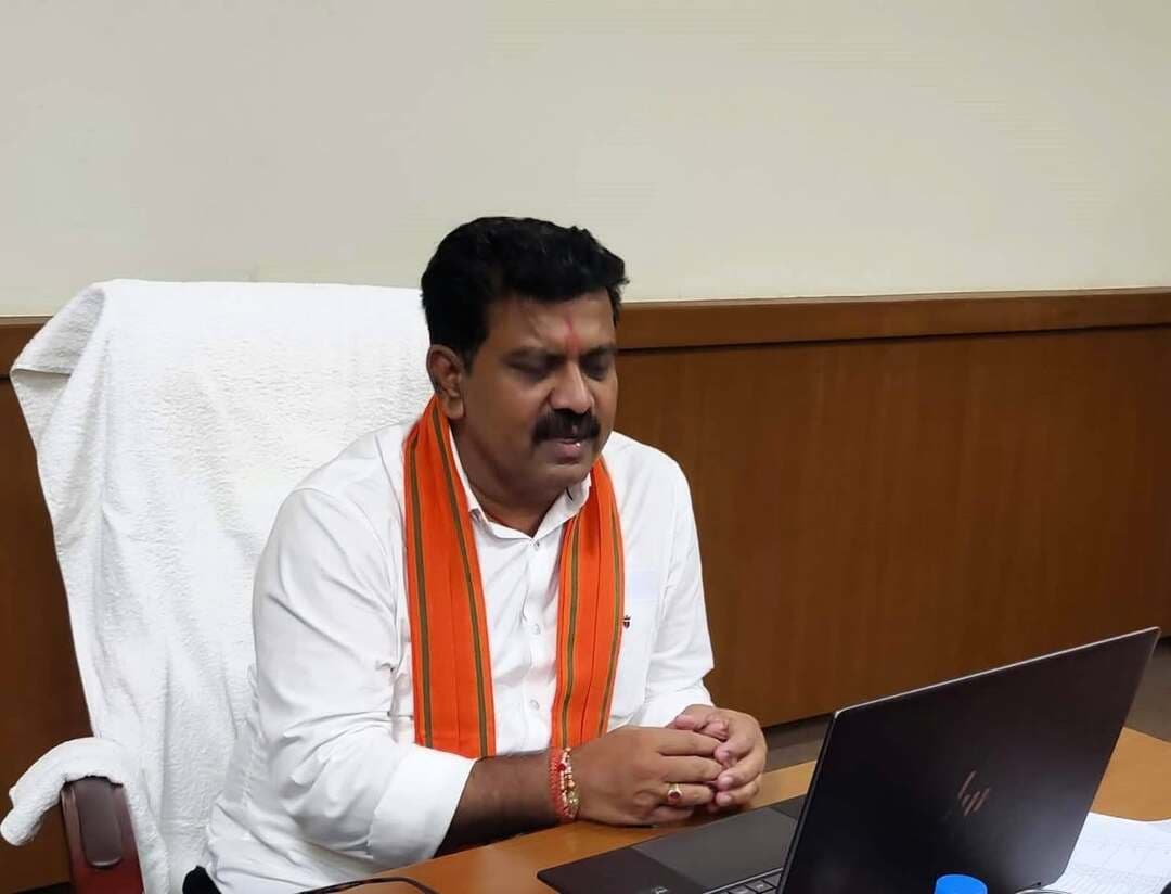 उप मुख्यमंत्री एवं जिले के प्रभारी मंत्री श्री विजय शर्मा ने आज जिले में 17 सितंबर से 17 अक्टूबर तक आयोजित होने वाले ‘सेवा संकल्प अभियान’ की तैयारियों की वीडियो कांफ्रेंसिंग के माध्यम से समीक्षा की।
उन्होंने अभियान के सफल आयोजन के लिए जिला प्रशासन द्वारा की जा रही तैयारियों की जानकारी ली और आवश्यक दिशा-निर्देश दिए।
उप मुख्यमंत्री श्री शर्मा ने बालोद कलेक्टर श्रीमती दिव्या उमेश मिश्रा के नेतृत्व में जिला प्रशासन द्वारा अभियान को लेकर की जा रही सुव्यवस्थित तैयारियों की सराहना की।
#सेवा_संकल्प_अभियान #baloddistrict
