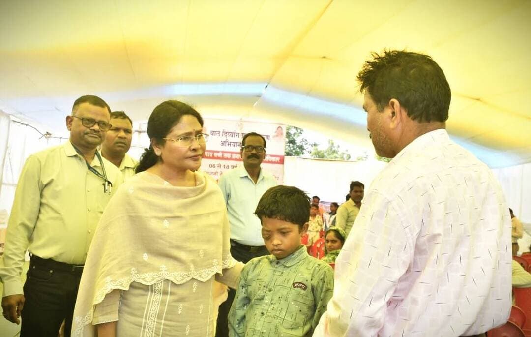 बालोद जिले में समाज कल्याण विभाग द्वारा आयोजित 'बाल दिव्यांग प्रमाणीकरण अभियान 2026' के दूसरे दिन कलेक्टर श्रीमती दिव्या उमेश मिश्रा ने शिविर का निरीक्षण किया। उन्होंने दिव्यांग बच्चों और उनके परिजनों से आत्मीय संवाद कर सुविधाओं का जायजा लिया और अधिकारियों को आवश्यक दिशा-निर्देश दिए।
गुरूर विकासखण्ड के 413 दिव्यांगजनों का पंजीयन: मौके पर ही 35 नए प्रमाण-पत्र जारी और 08 का नवीनीकरण।
शिविर में आगंतुकों के लिए भोजन, पेयजल और निःशुल्क परिवहन (बस) की समुचित व्यवस्था रही।
विशेष सूचना: कल, 09 सितंबर को आयोजित शिविर में गुण्डरदेही विकासखण्ड के दिव्यांगजन शामिल होंगे।
#Balod #BalodDistrict #Chhattisgarh #Divyangjan #SamajKalyan